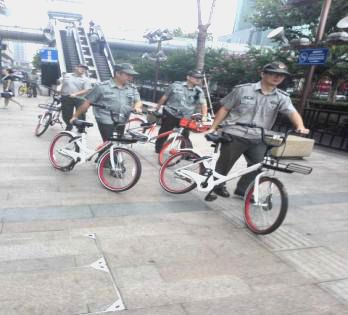 支部黨員清理無序停放的共享單車.jpg
