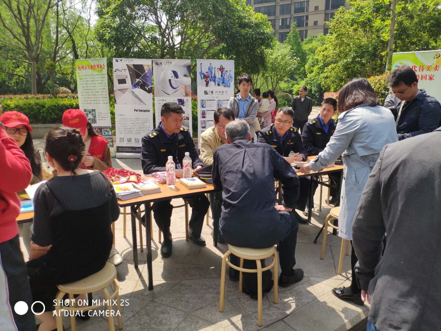 開展“兩訪一開放”活動，黨員在新鼎家園宣傳文明養(yǎng)犬工作，現(xiàn)場為居民辦理狗證.jpg