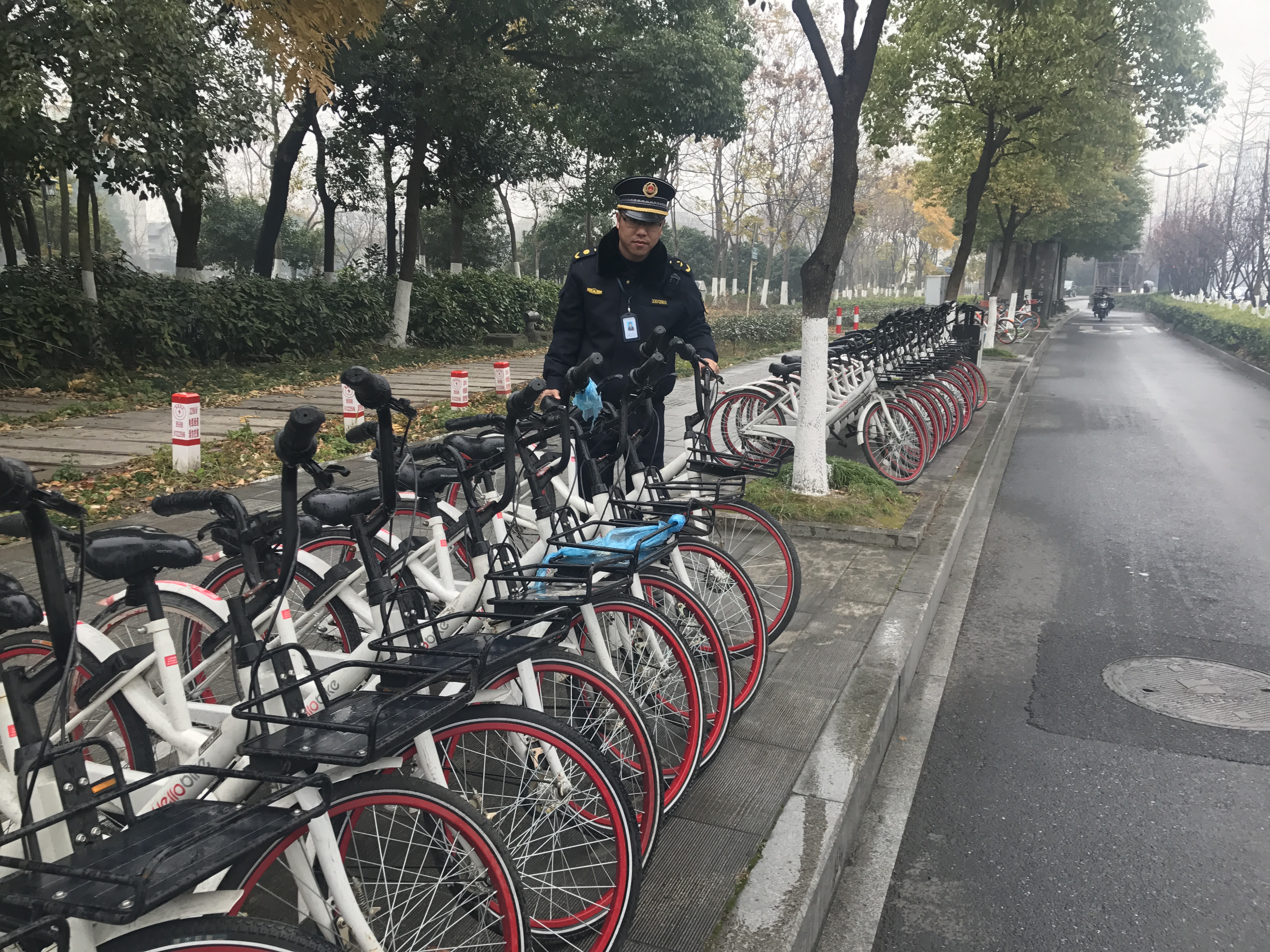 支部書記袁君安帶頭，在黨員活動日當天在轄區(qū)開展共享單車幫扶.jpg