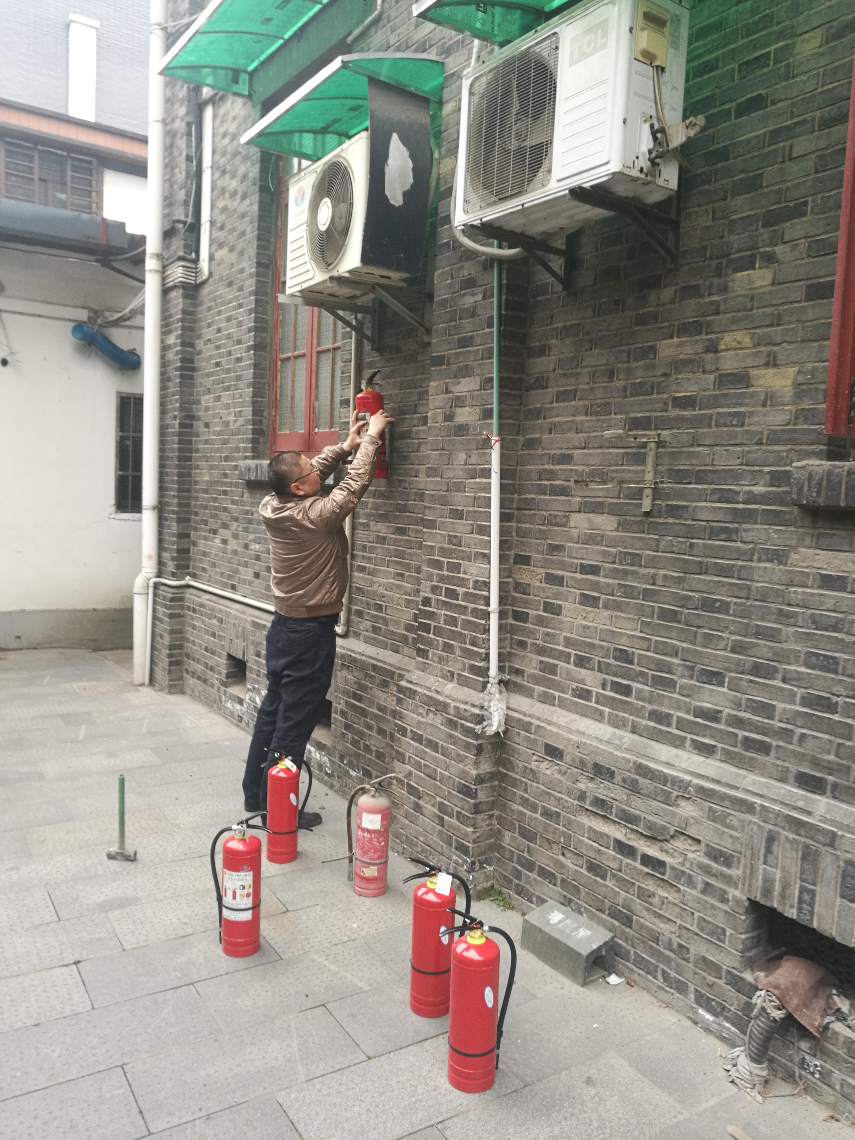 城中房管站黨支部轄區(qū)直管公房巡查、消防設(shè)備調(diào)換.jpg