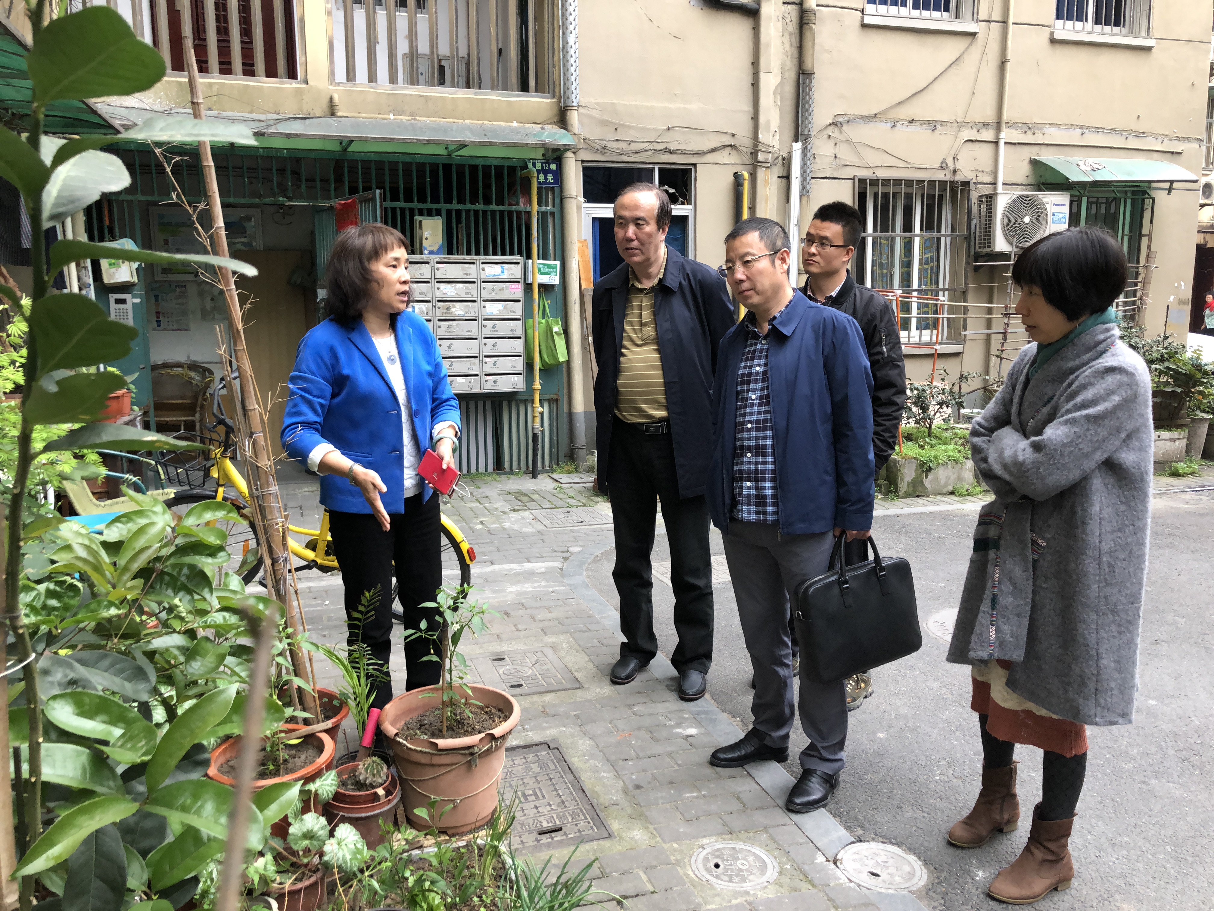 局黨委委員帶頭進社區(qū)蹲點調(diào)研.jpg