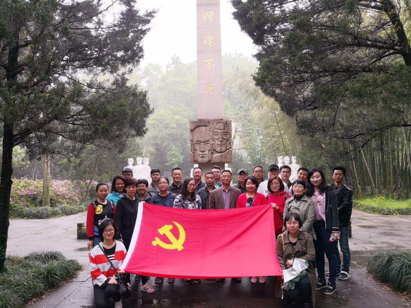 支部黨員外出參觀紅色基地.jpg
