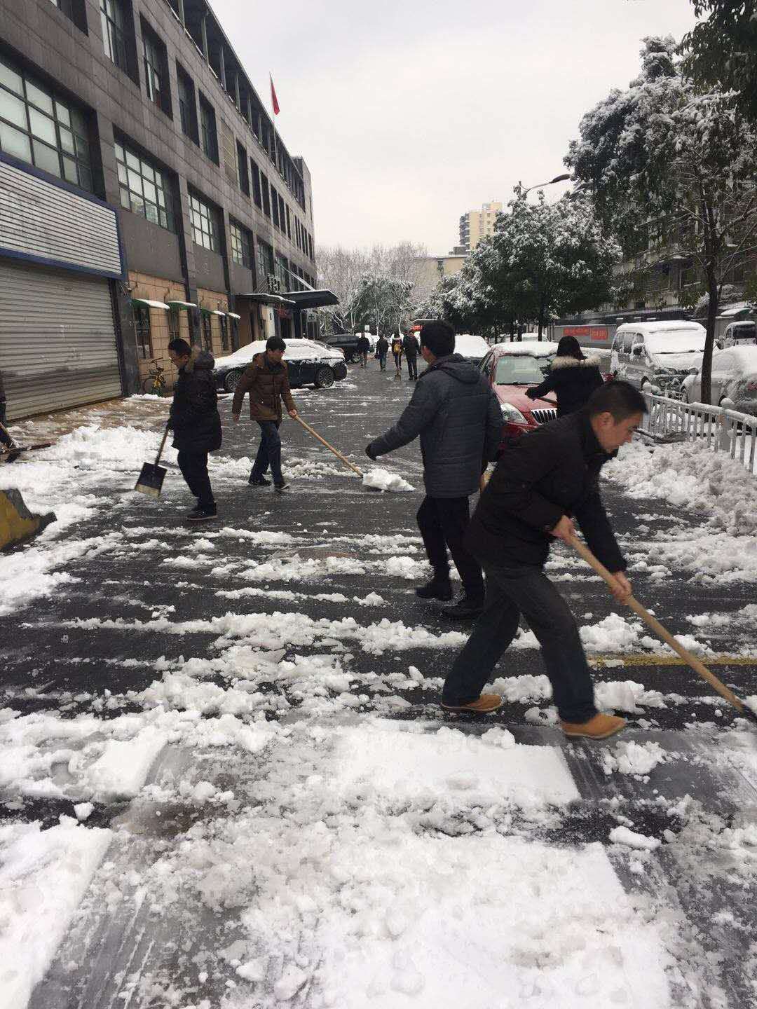 大雪天，支部黨員參與掃雪.jpg