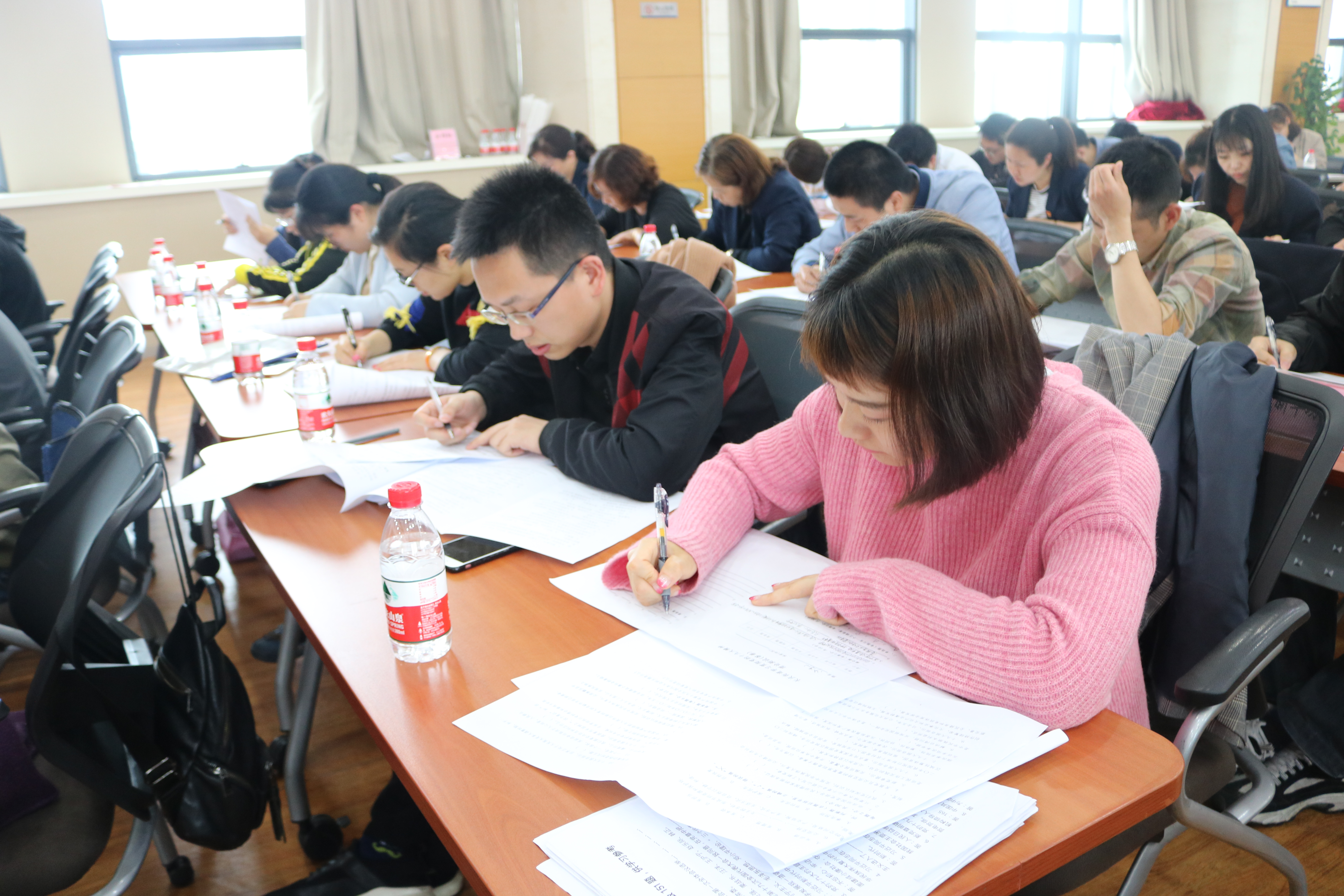 機(jī)關(guān)一支部黨員積極學(xué)習(xí)黨的十九大精神，參加街道黨總支組織的十九大知識測試。.JPG
