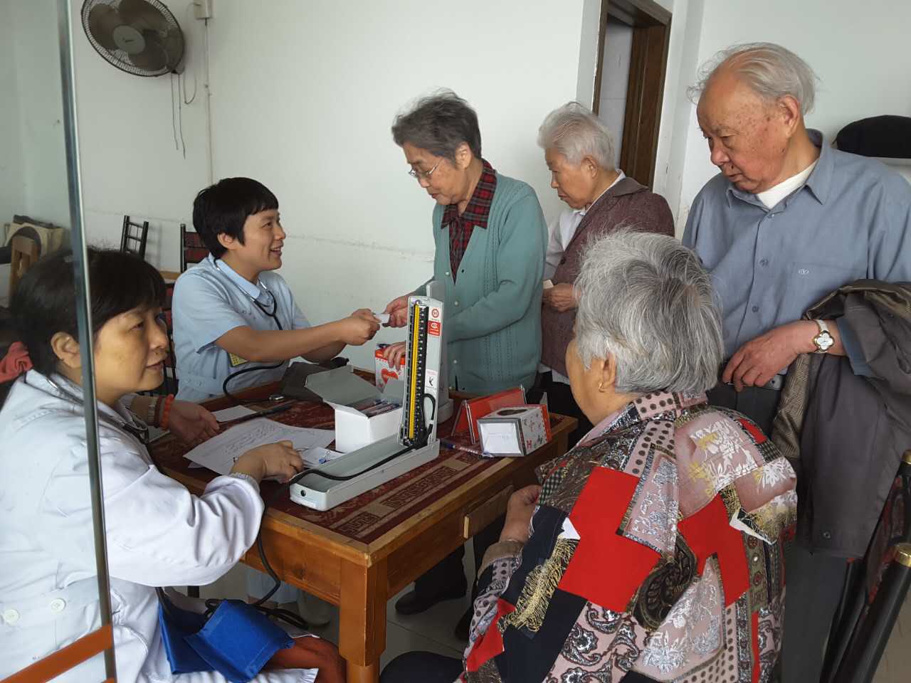 黨員到結(jié)對社區(qū)，為社區(qū)老人測量血壓.JPG
