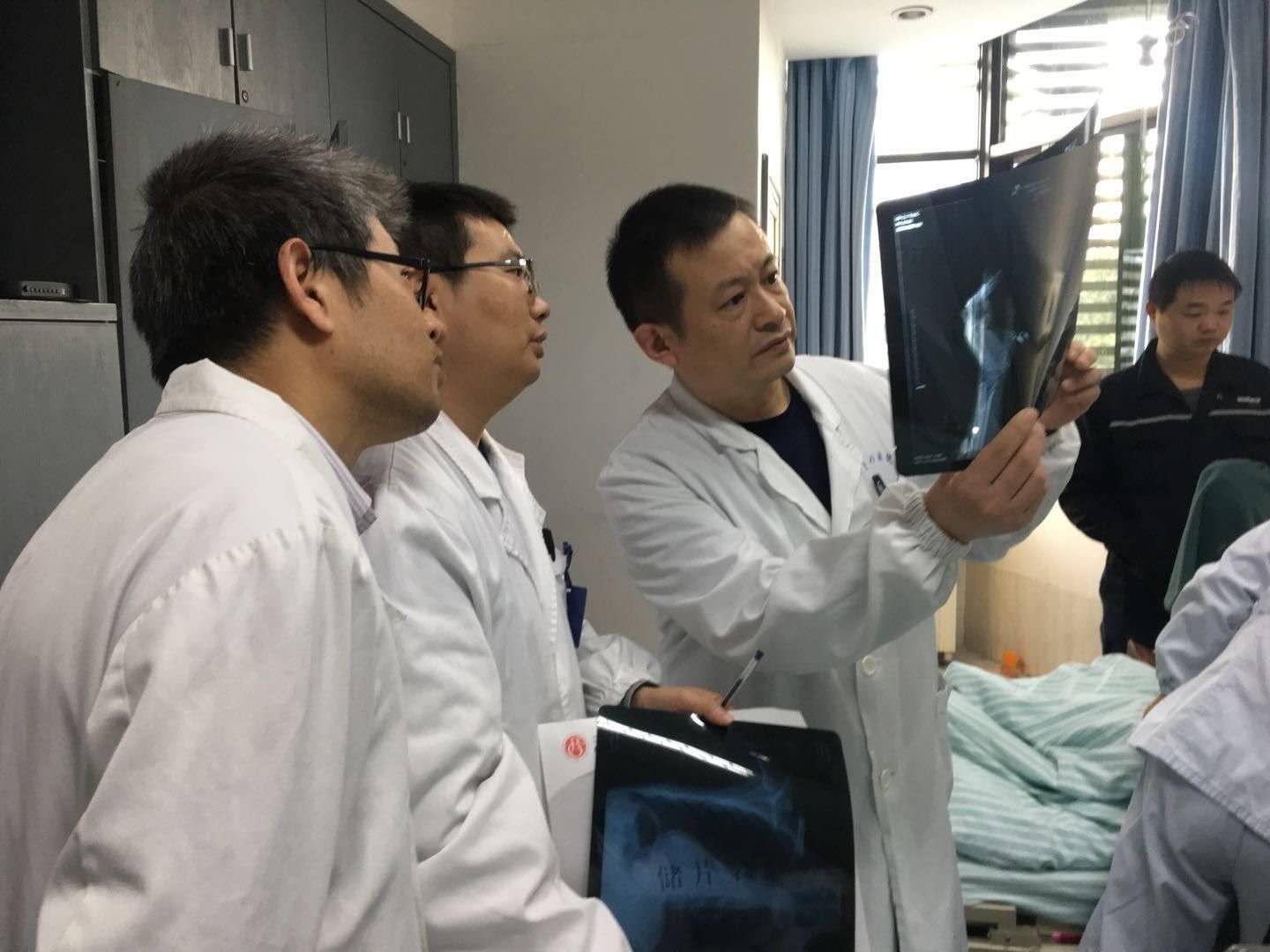 支部黨員馬亮帶領同事一起會診.jpg