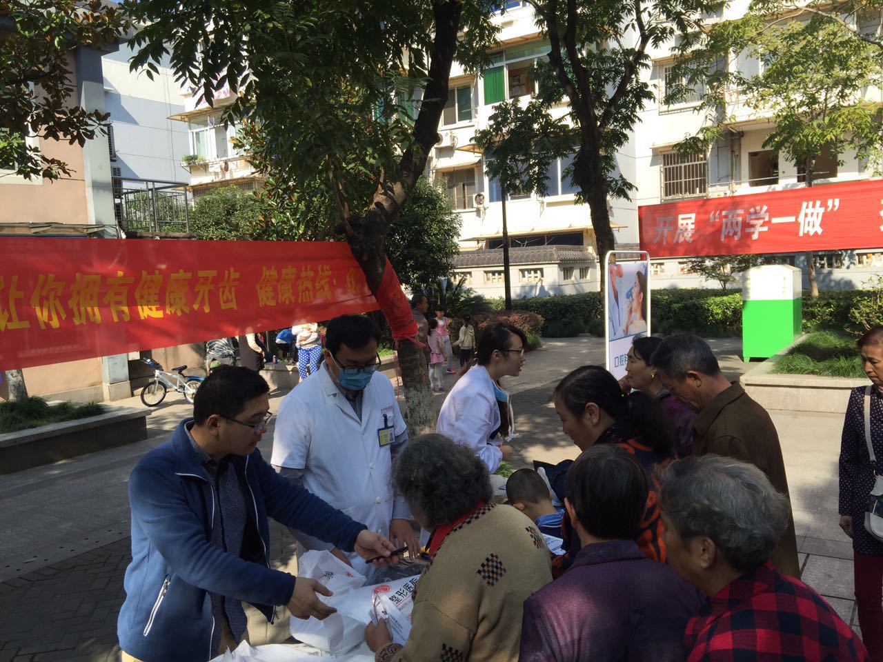支部組織黨員到老房地社區(qū)開展志愿服務.jpg