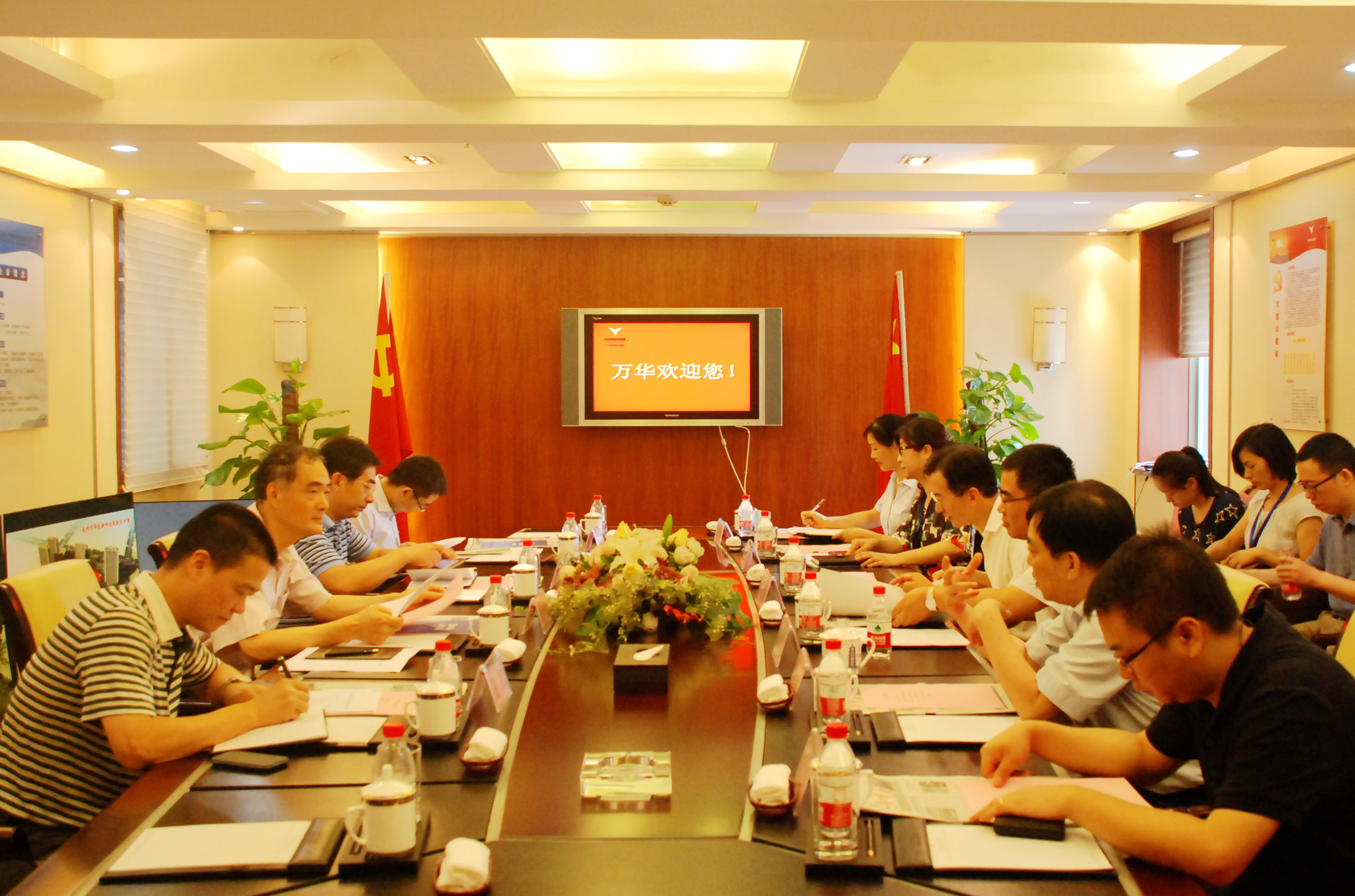 杭州市委組織部張仲燦部長(zhǎng)及下城區(qū)區(qū)委陳衛(wèi)強(qiáng)書記等領(lǐng)導(dǎo)一行蒞臨萬華控股調(diào)研指導(dǎo)工作 1.JPG