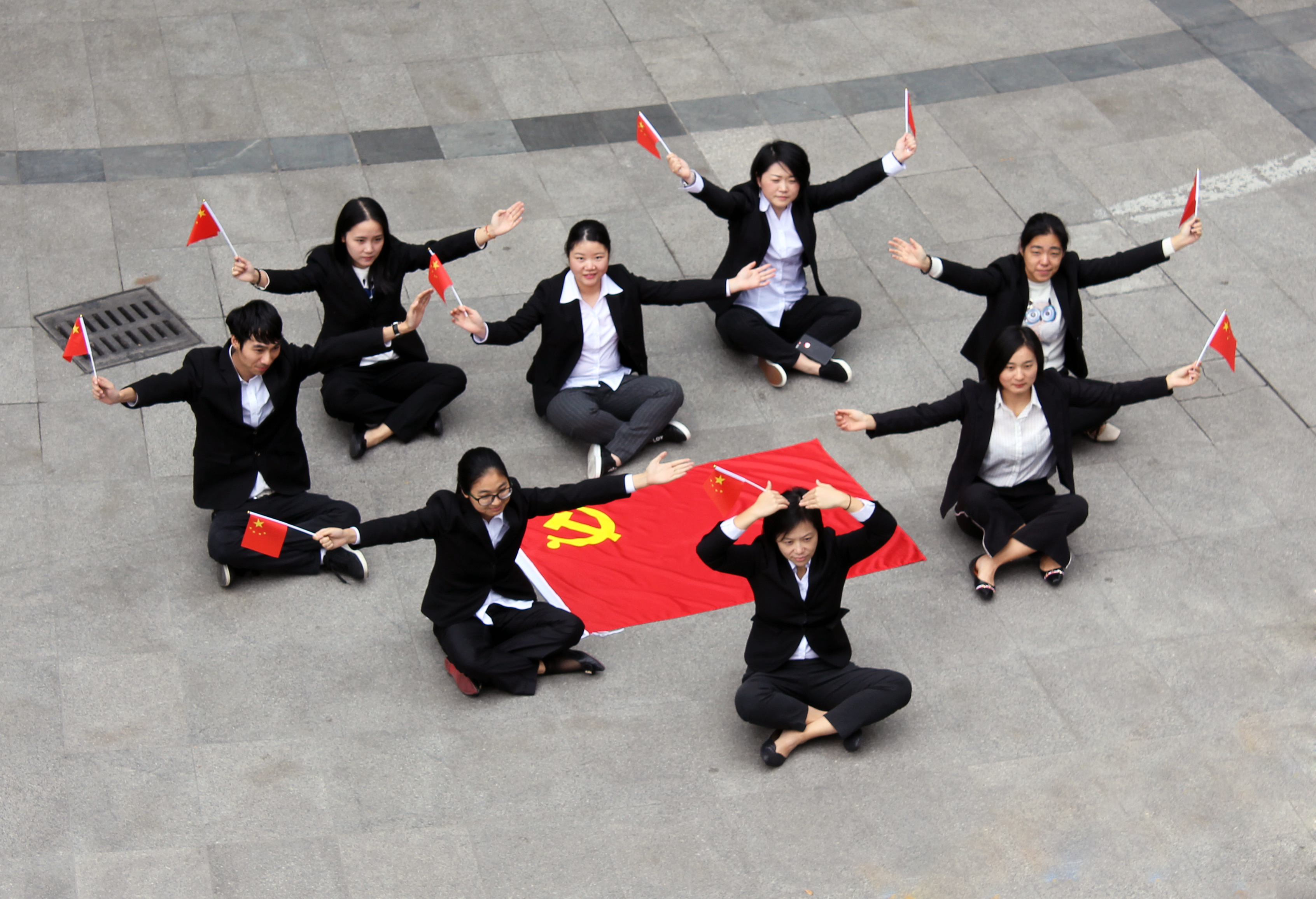 浙江聯(lián)合中小企業(yè)開展“兩學一做”系列活動——亮身份，向黨旗示愛.jpg