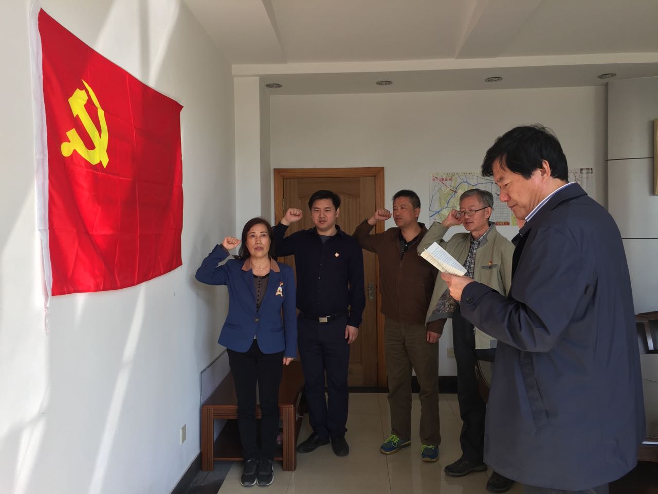 3.喜得寶支部書記帶頭宣誓.jpg