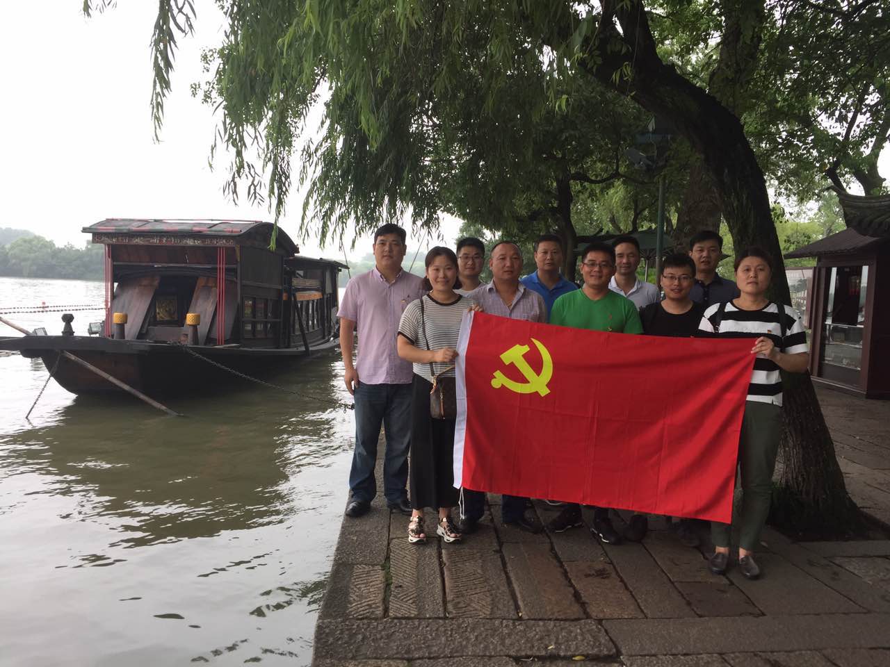 七一組織黨員“重走一大路”，參觀南湖紅船.png