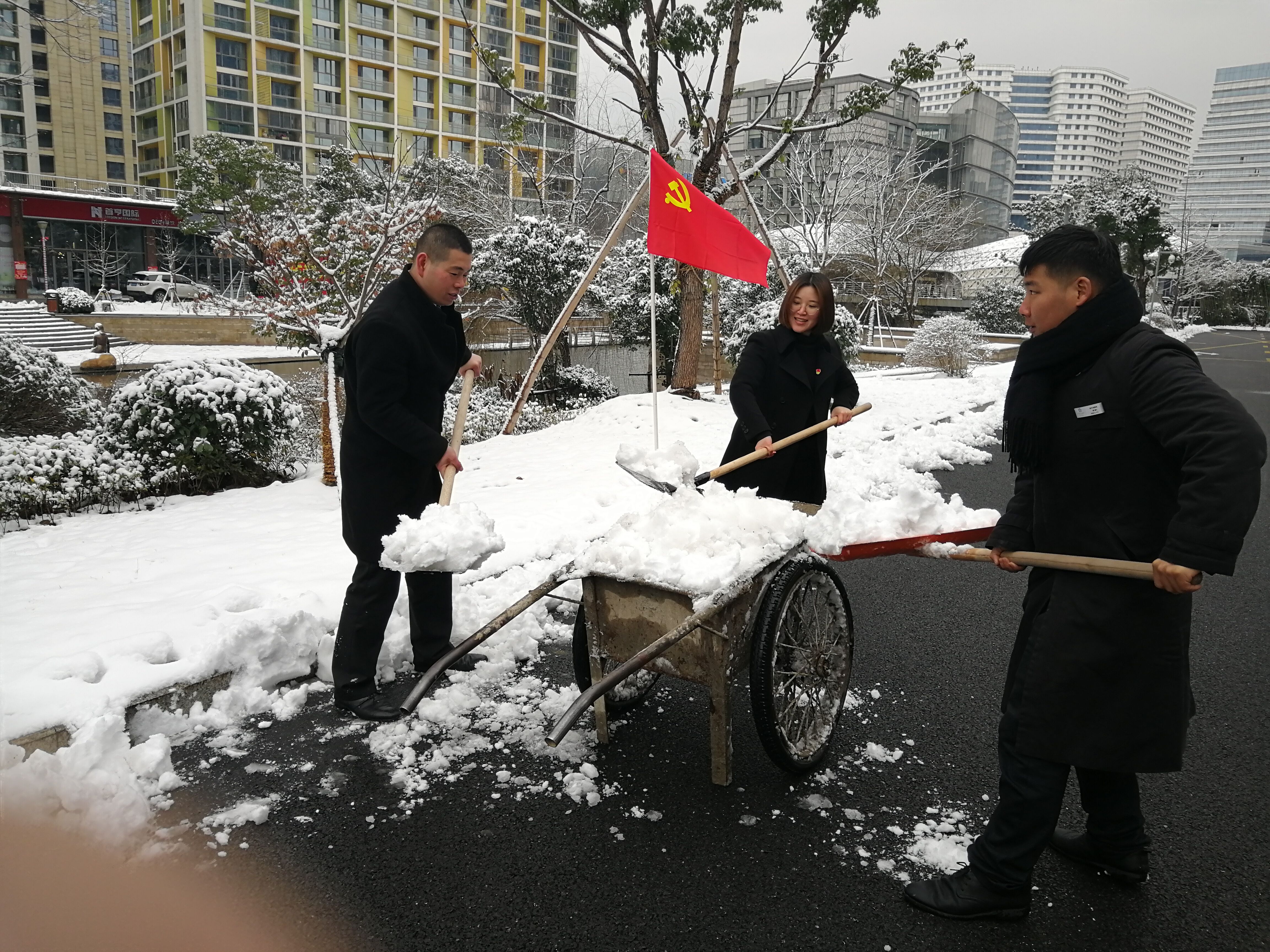 新天地高力物業(yè)支部黨員清掃路面.jpg
