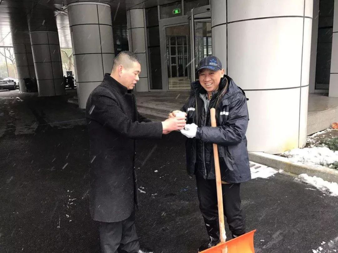 新天地高力物業(yè)黨員為一線掃雪的職工送上暖心姜茶.jpg