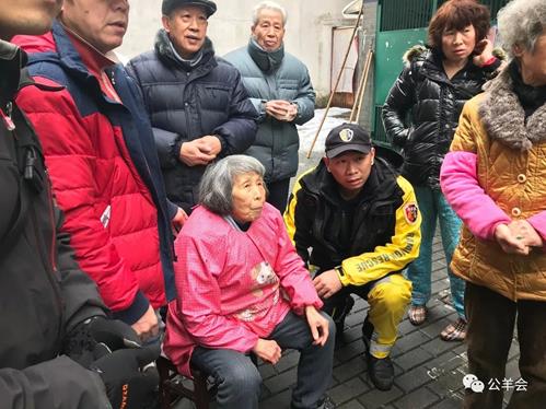 公羊隊(duì)幫助突發(fā)心臟病摔倒的老奶奶做緊急處理。.jpg