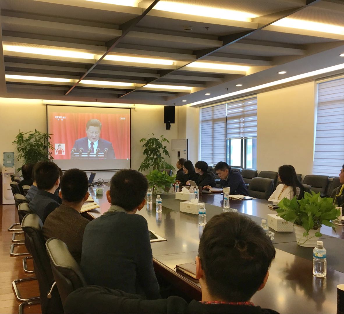 2017年10月18日，全體黨員收看習(xí)近平主席在十九大開幕式的發(fā)言。.jpg