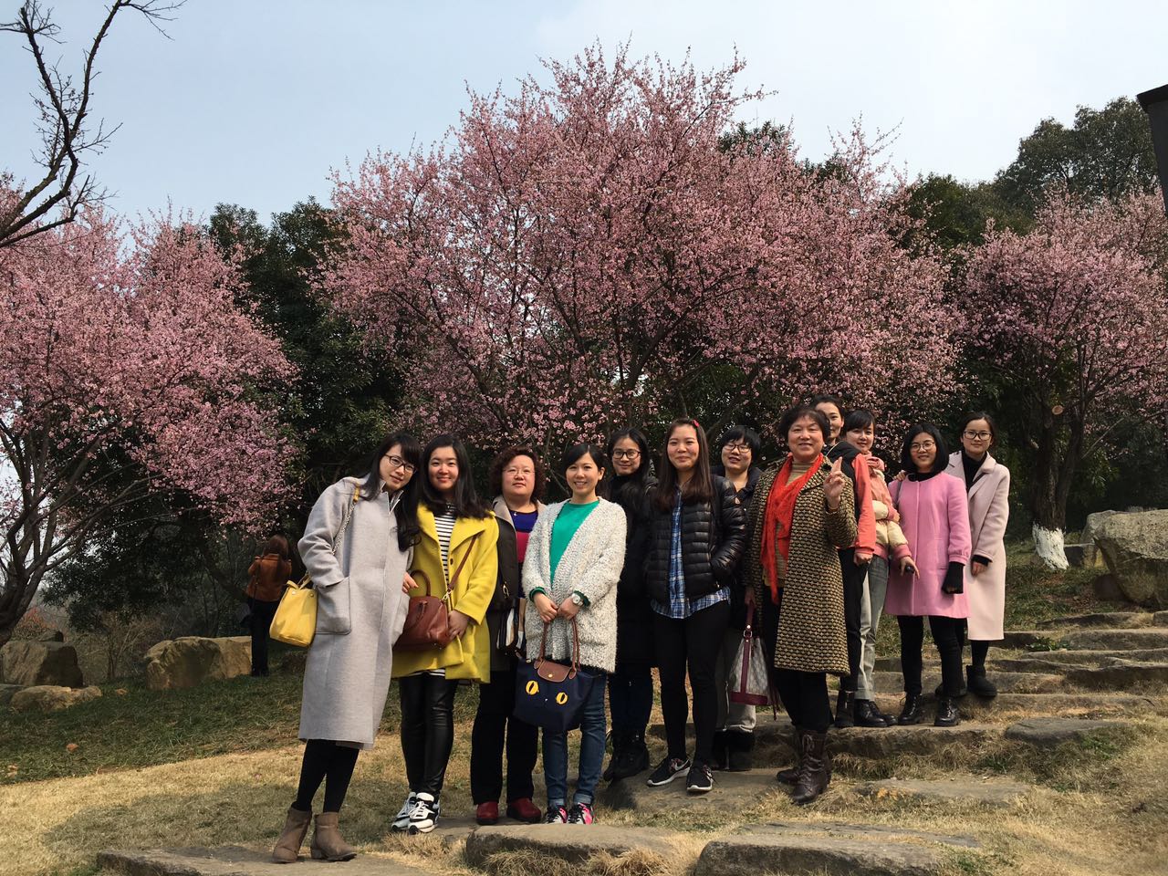 2018年3月，支部女黨員組織豐富多彩的慶?；顒?。.jpg
