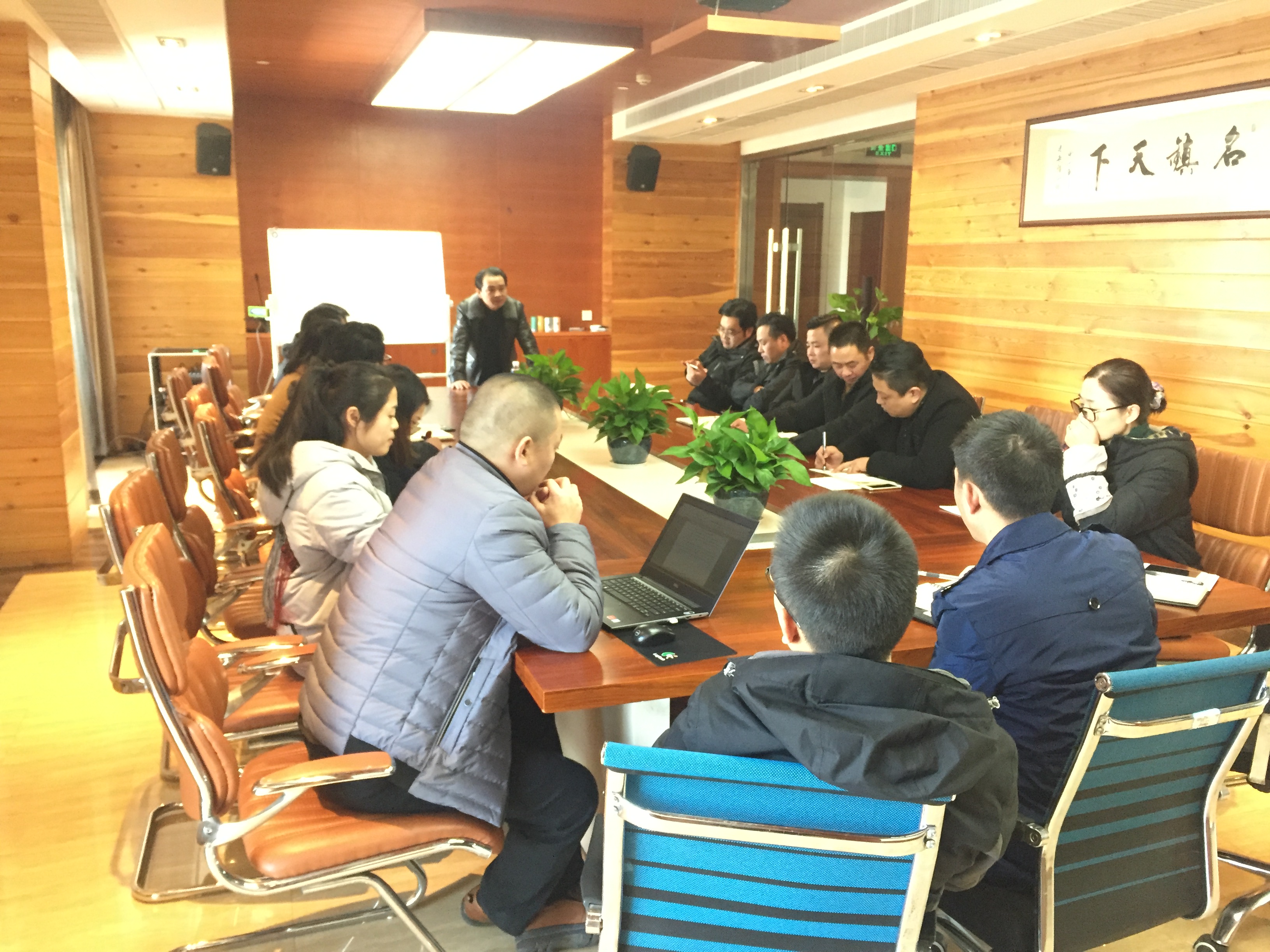 十九大會(huì)議精神傳達(dá)學(xué)習(xí)并積極分子述職會(huì).JPG