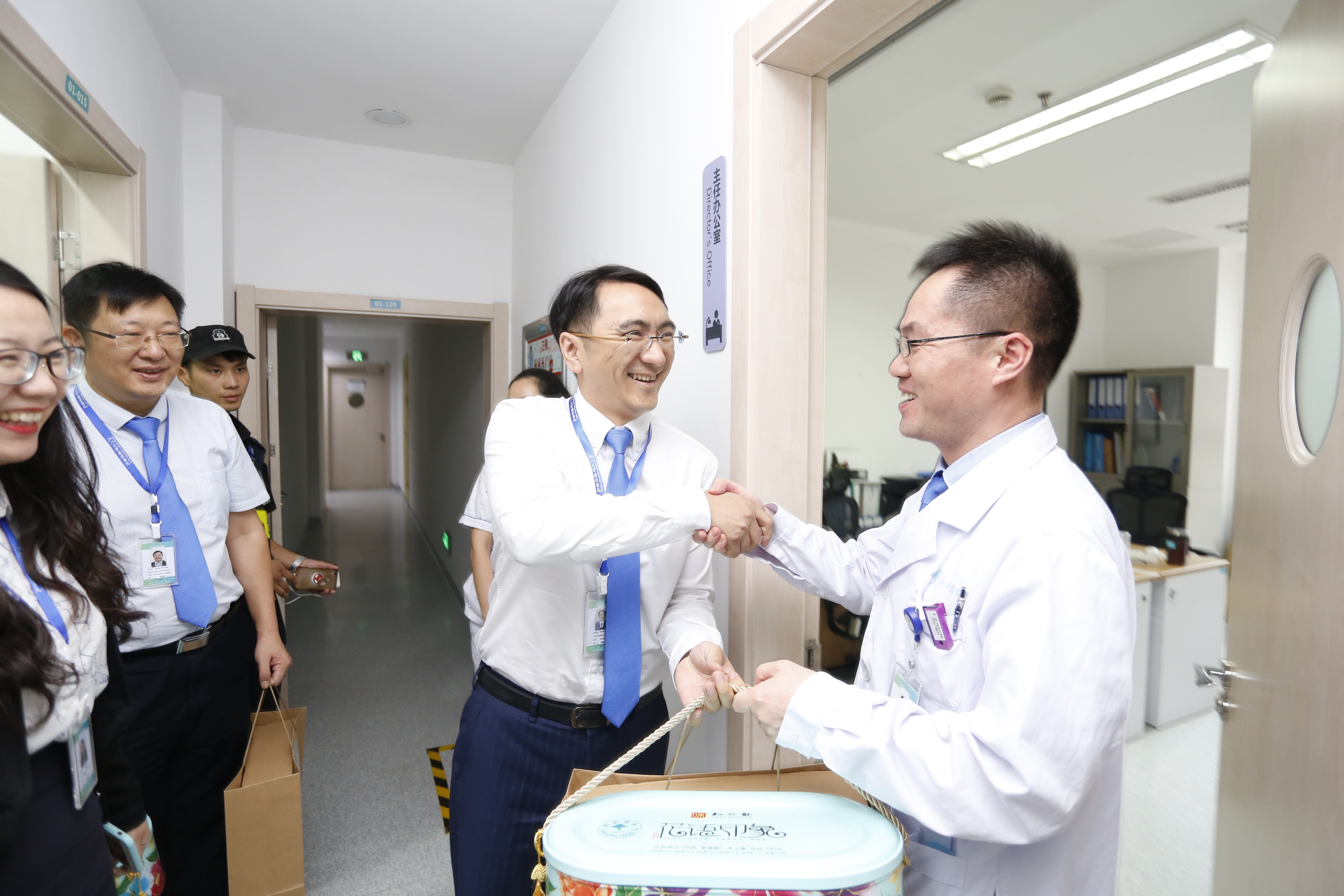 貼心黨員干部慰問(wèn)員工.jpg