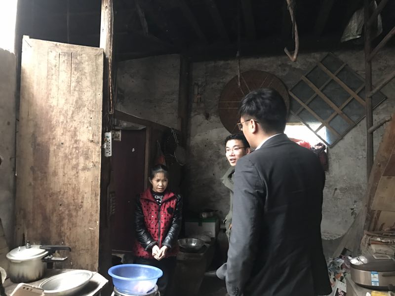 新天地高力物業(yè)黨員幫助村民解決農(nóng)產(chǎn)品滯銷等實(shí)際問題。.jpg