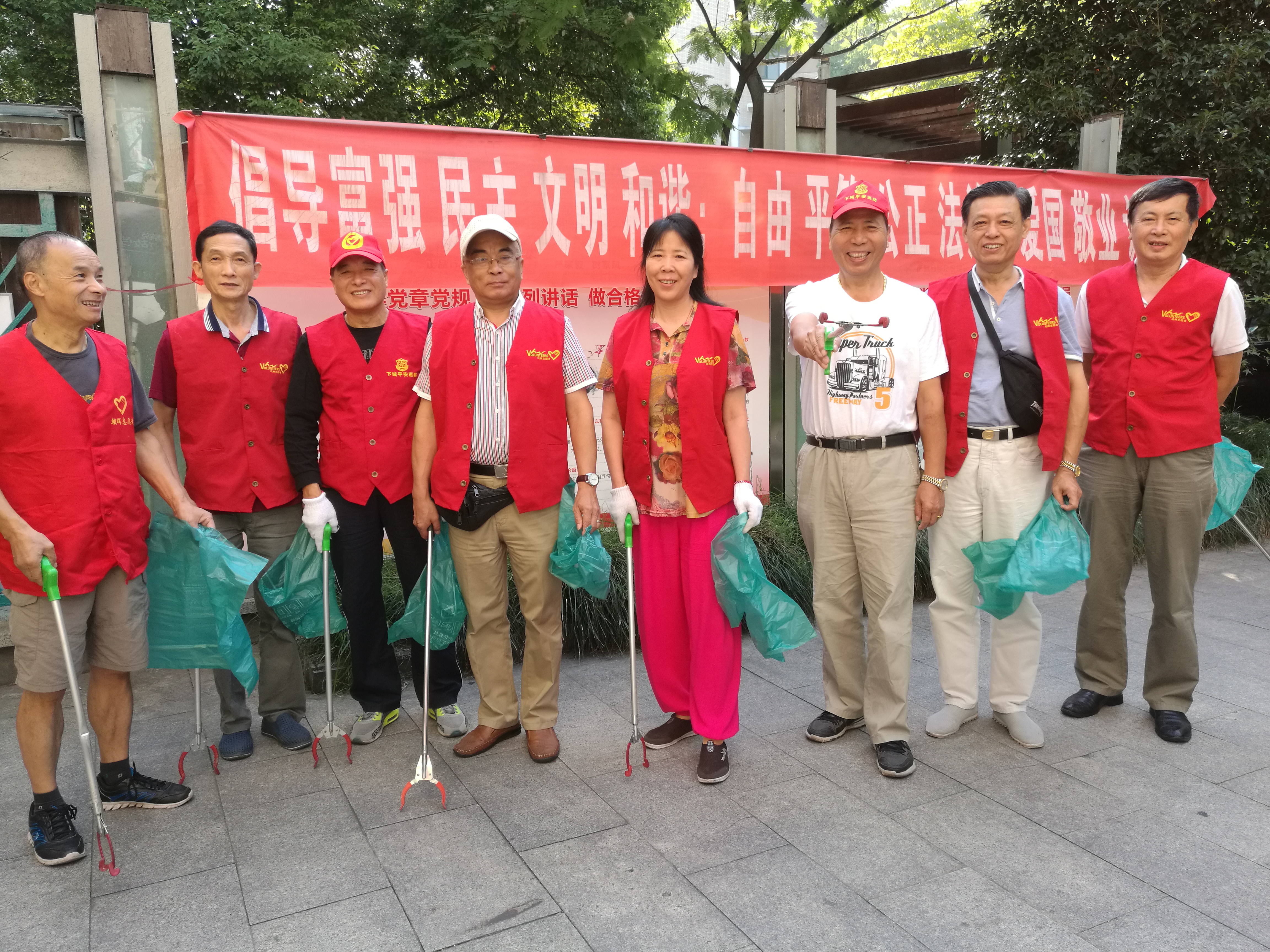 黨員志愿者積極參與社區(qū)志愿服務(wù)，清潔小區(qū)衛(wèi)生.jpg