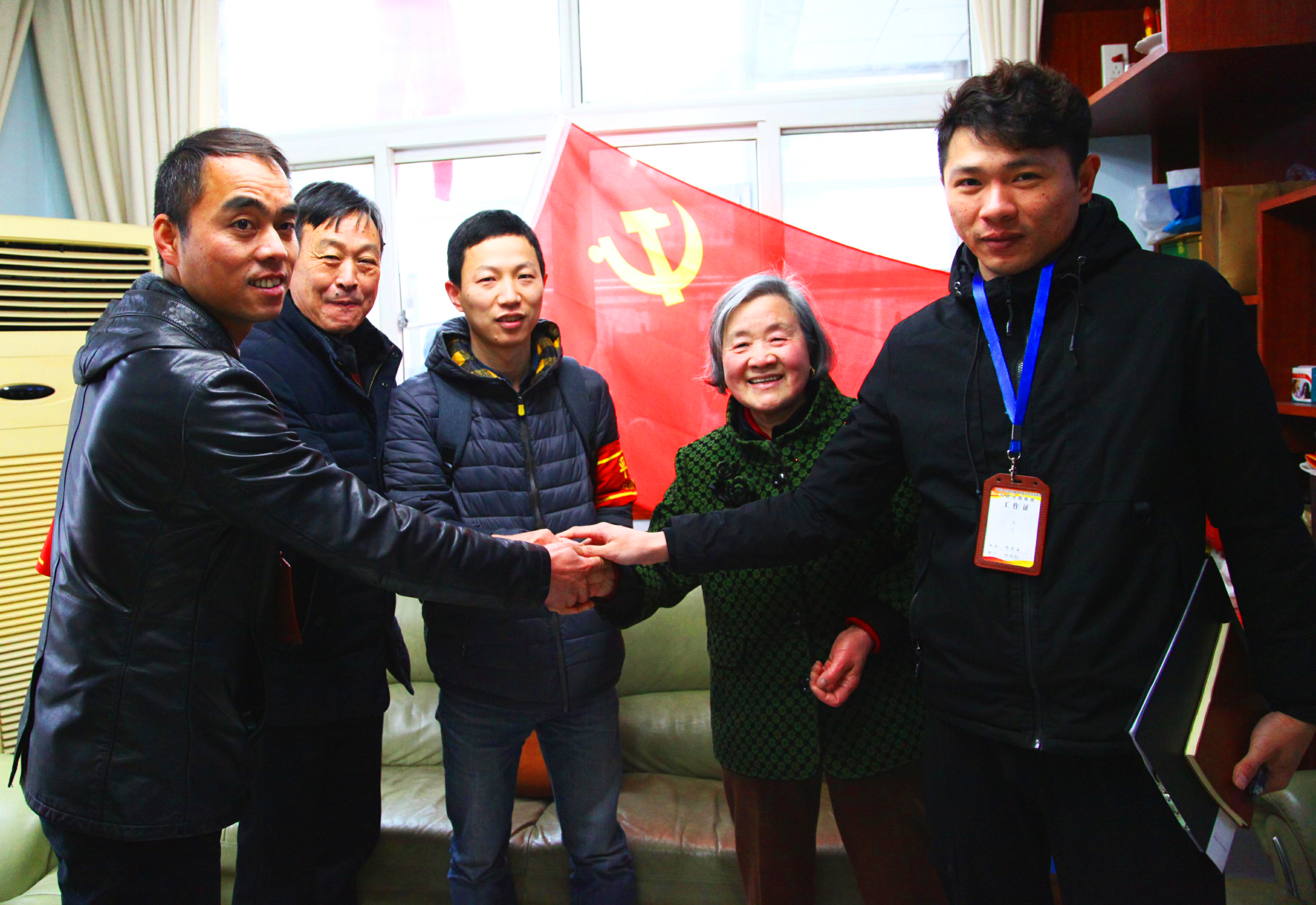 石橋經合社第一支部黨員在黨旗下與經營戶和諧簽約.jpg