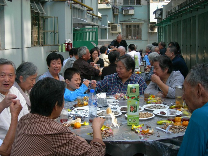 七支部所在樓道墻門(mén)鄰居節(jié).jpg