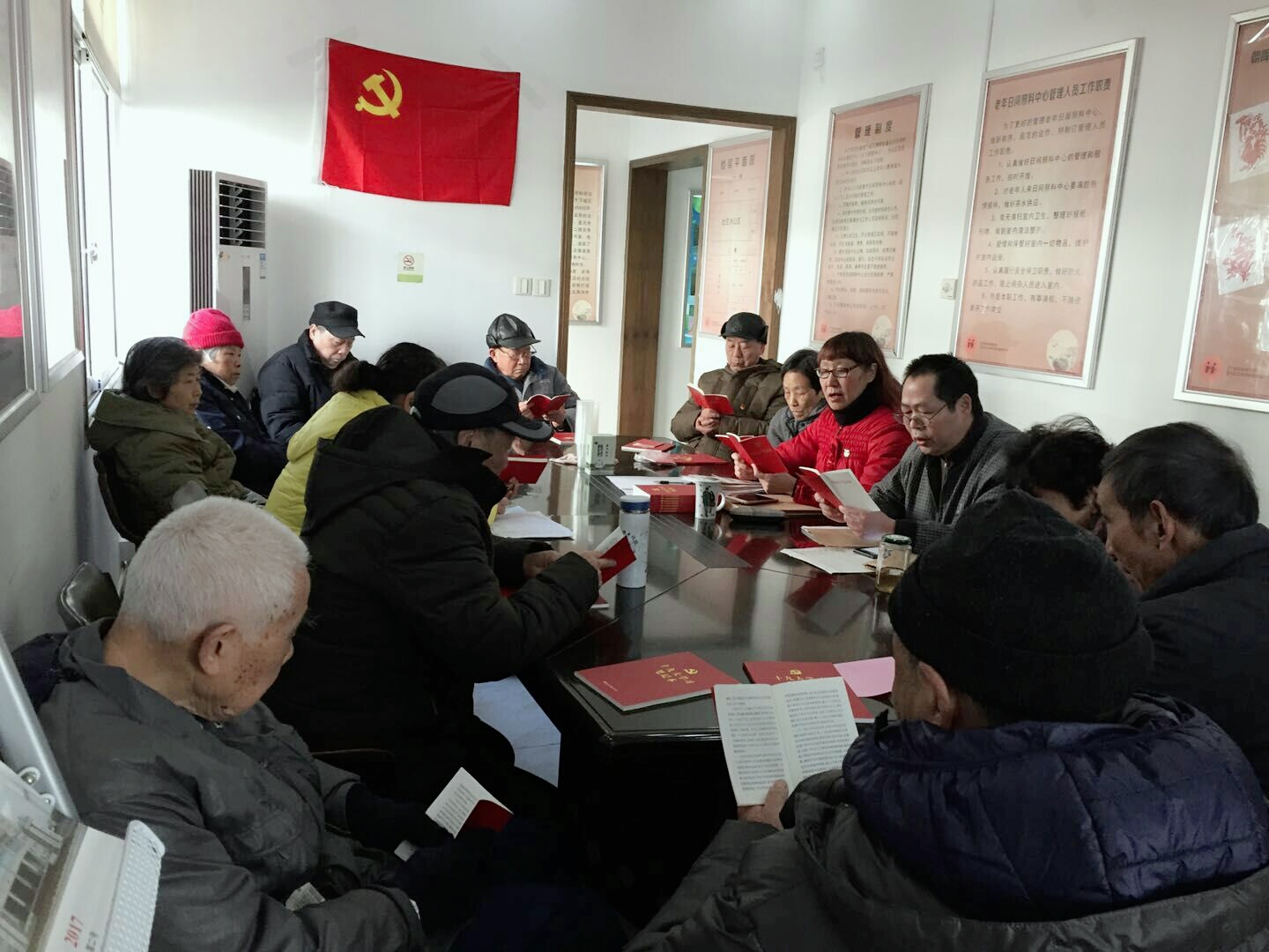黨員學(xué)習(xí)十九大精神.jpg
