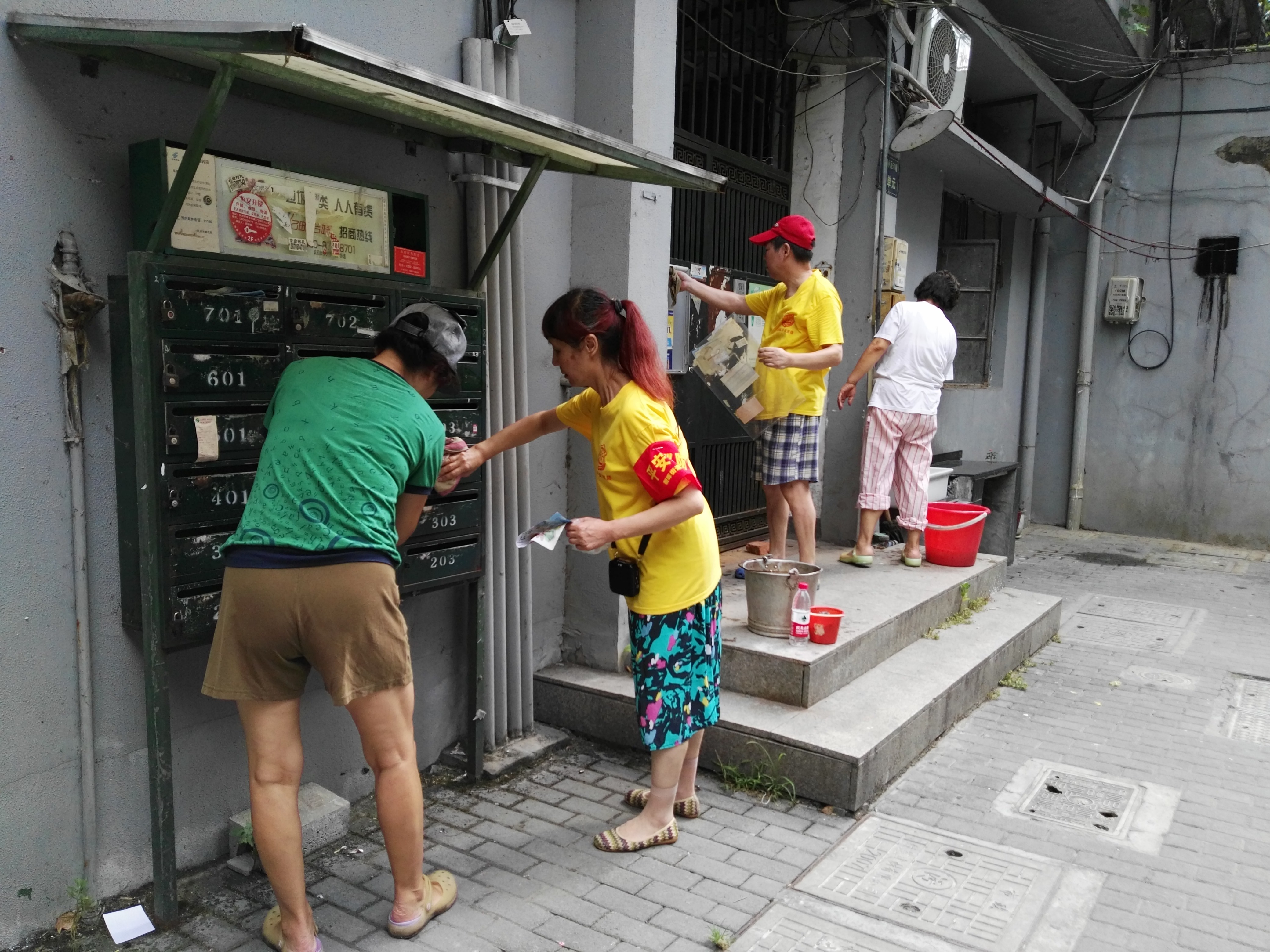 支部黨員參與清潔環(huán)境大行動.jpg