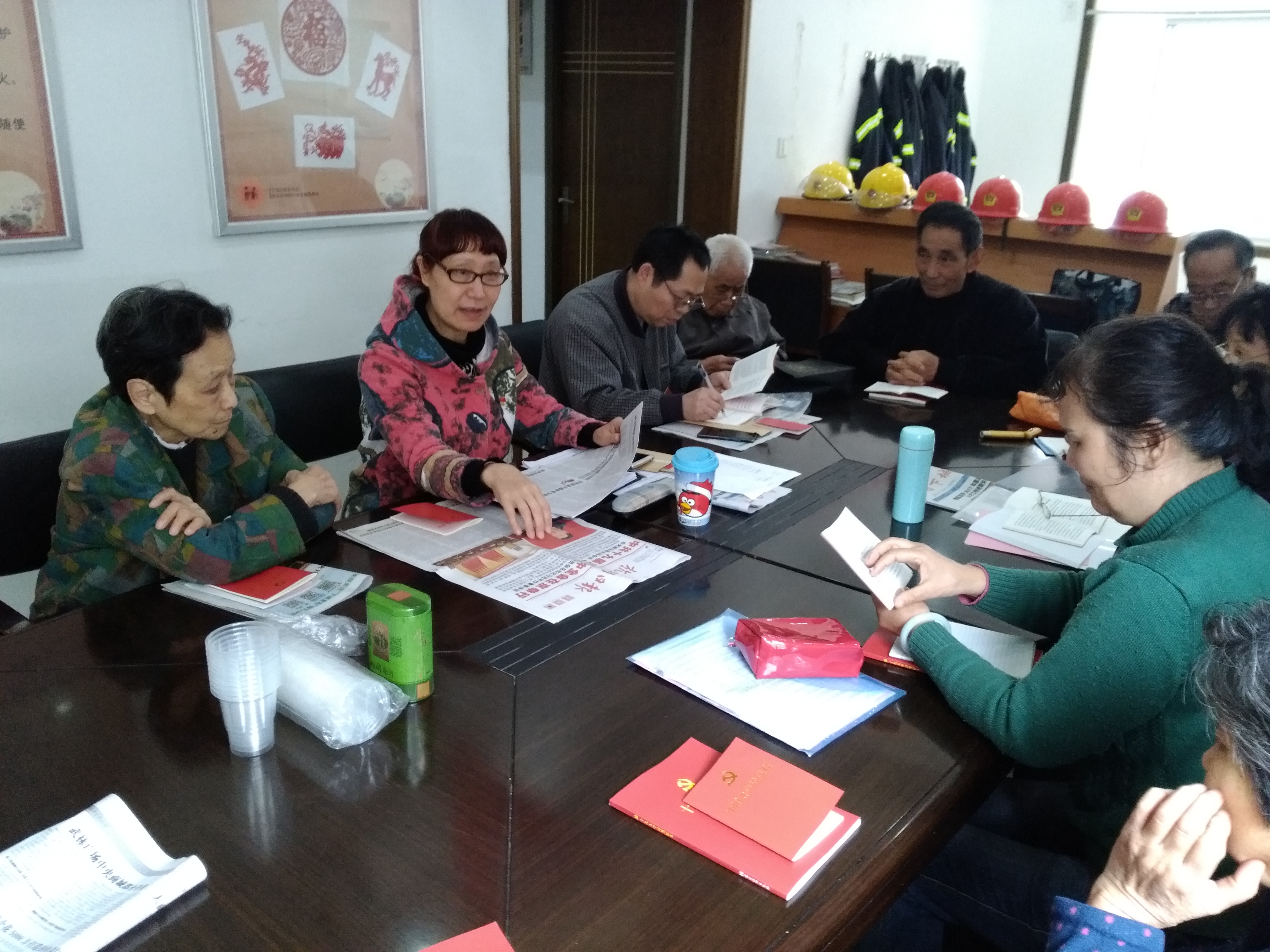 支部黨員利用固定主題黨日學(xué)習(xí)討論.jpg