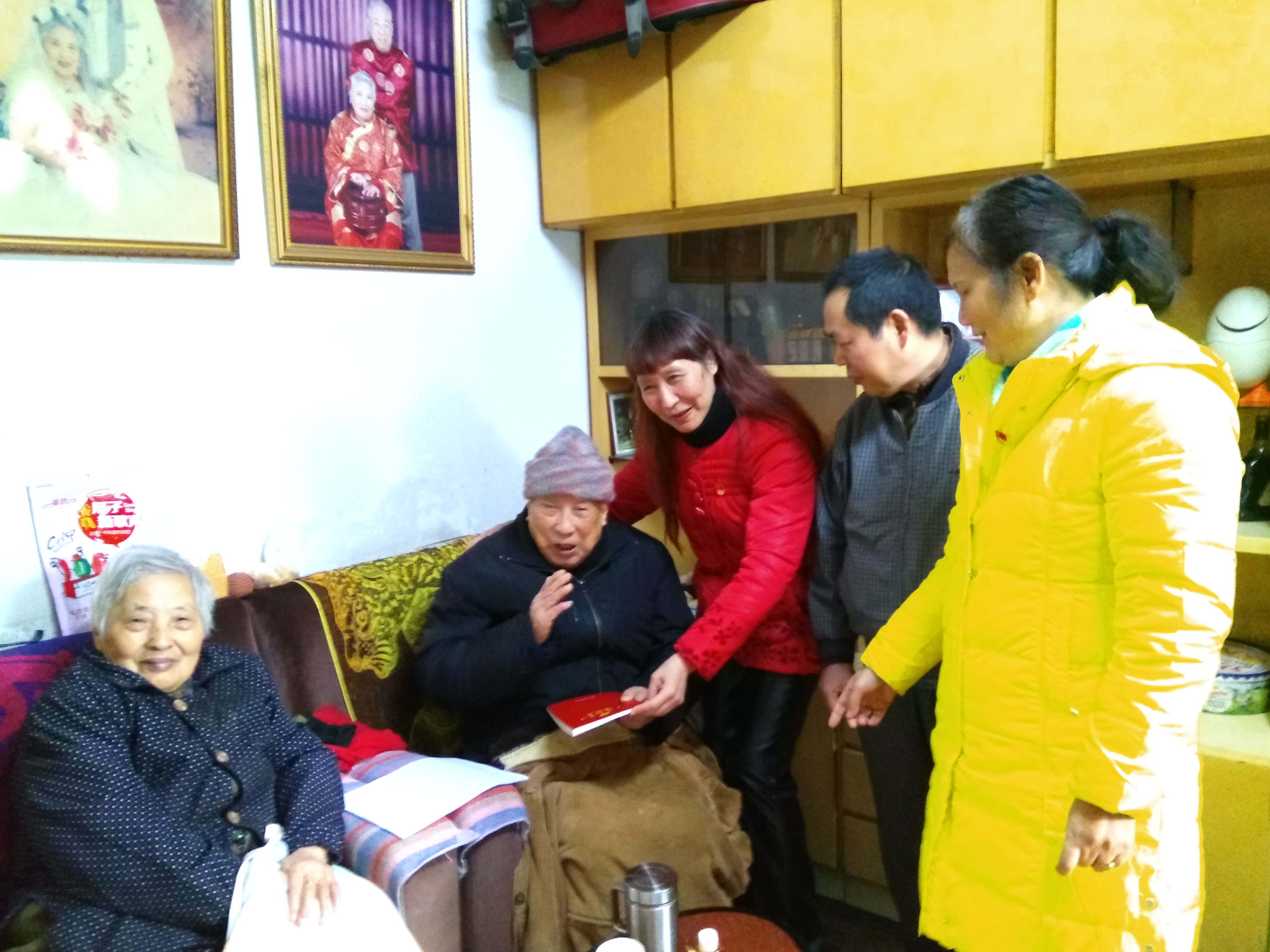 支部黨員為行動不便黨員送學(xué)上門.jpg