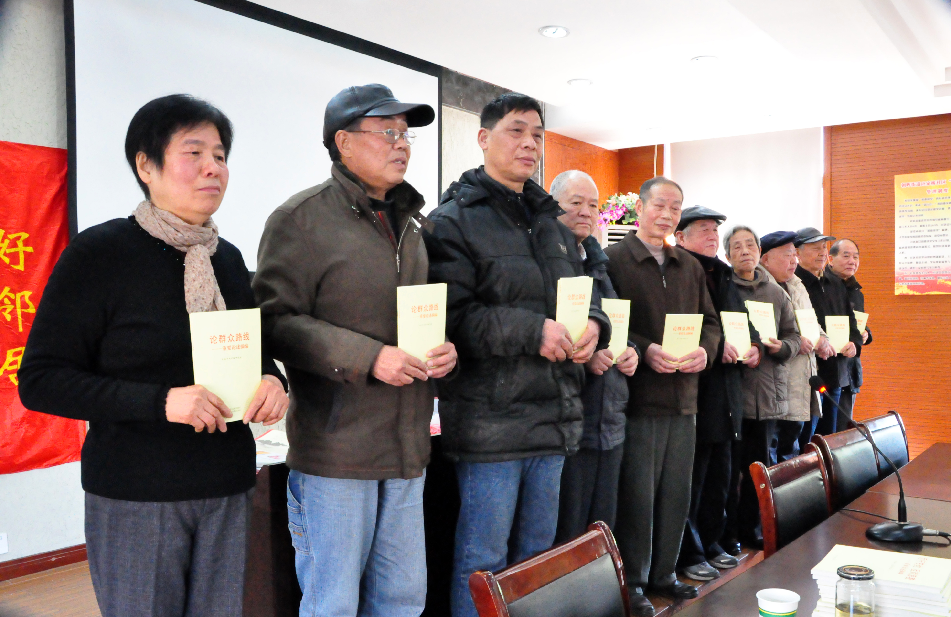 送黨員學(xué)習(xí)書籍.JPG