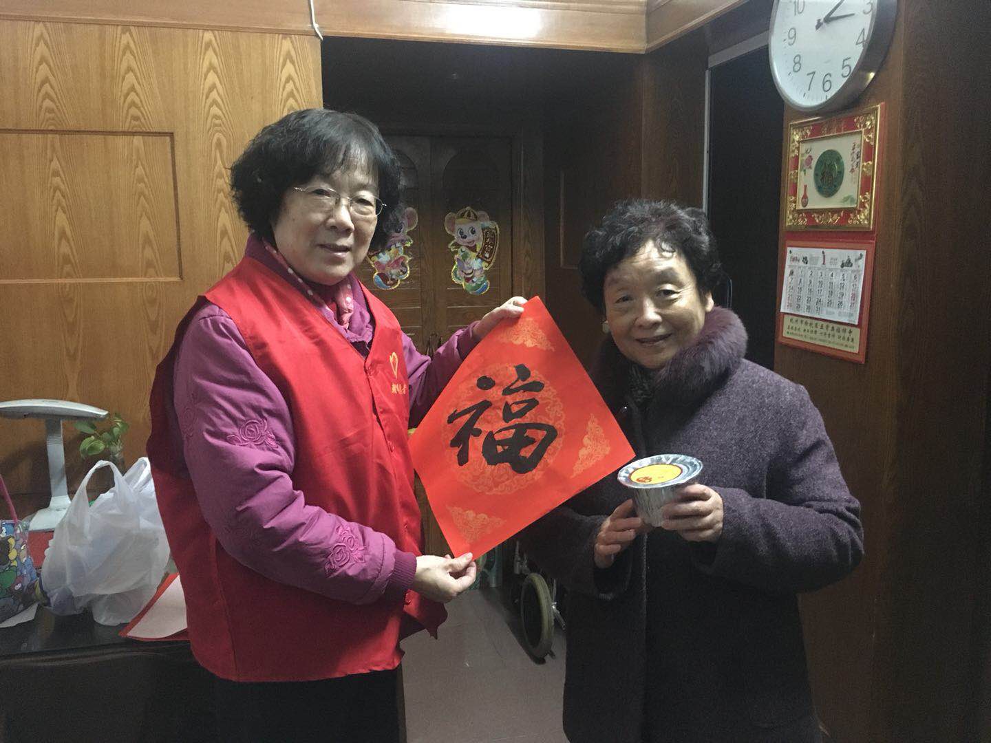 支部書(shū)記帶頭送臘八粥給老黨員史箐萍.jpg