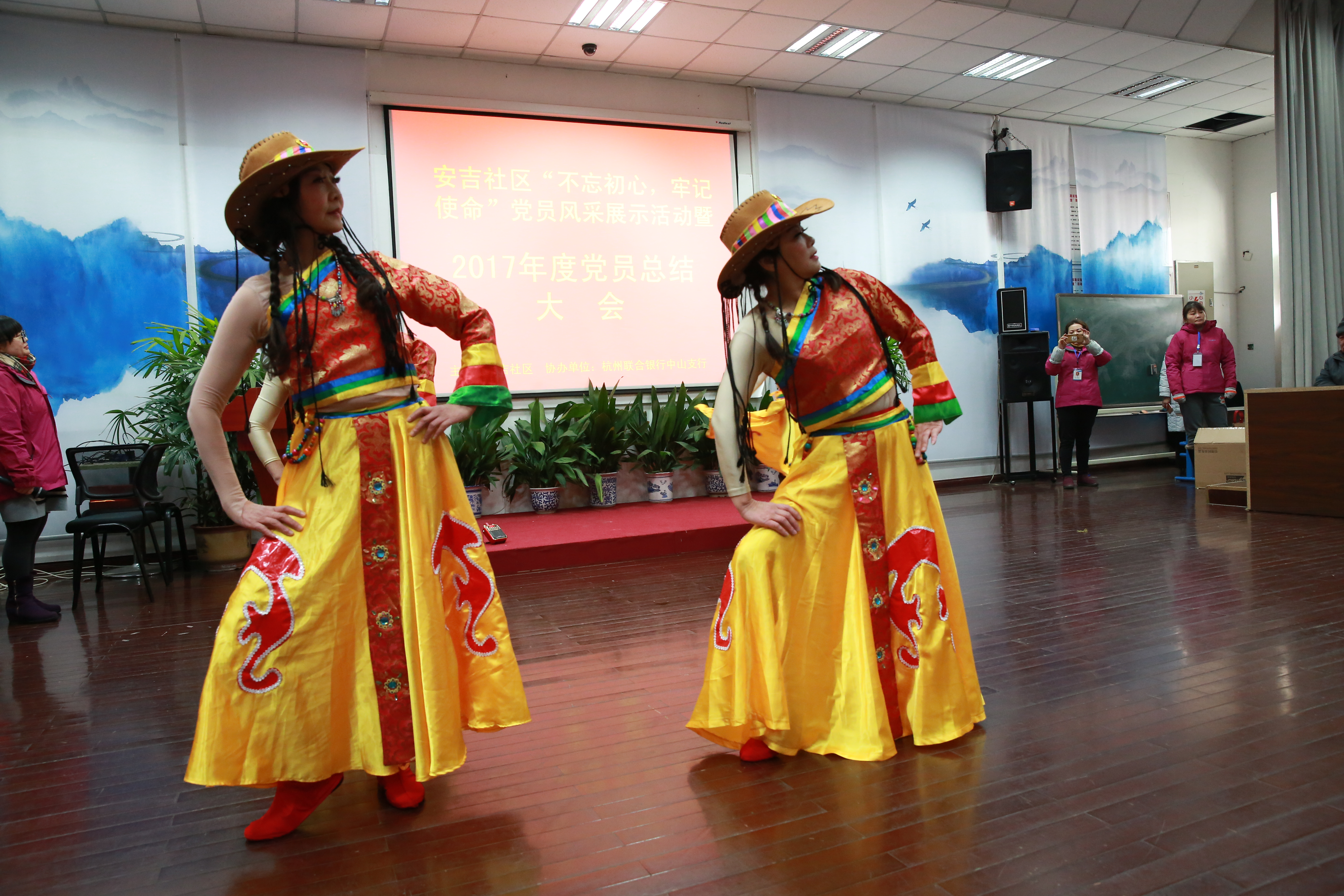 社區(qū)黨員年終黨員總結(jié) 大會(huì).JPG