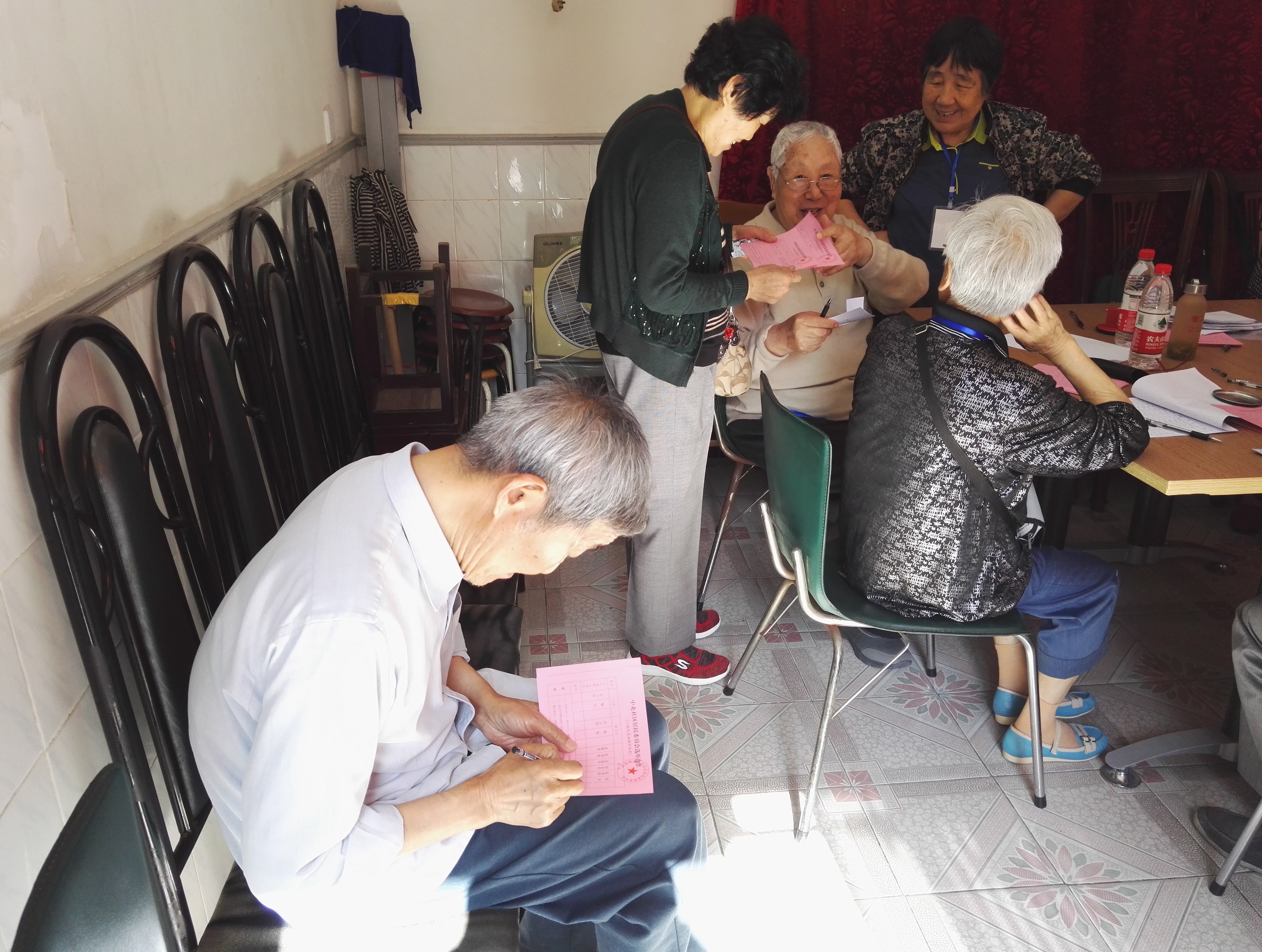 在支部黨建活動(dòng)室進(jìn)行居委會(huì)投票選舉，支部黨員同志不僅現(xiàn)場(chǎng)維持秩序，更是帶頭投票.jpg