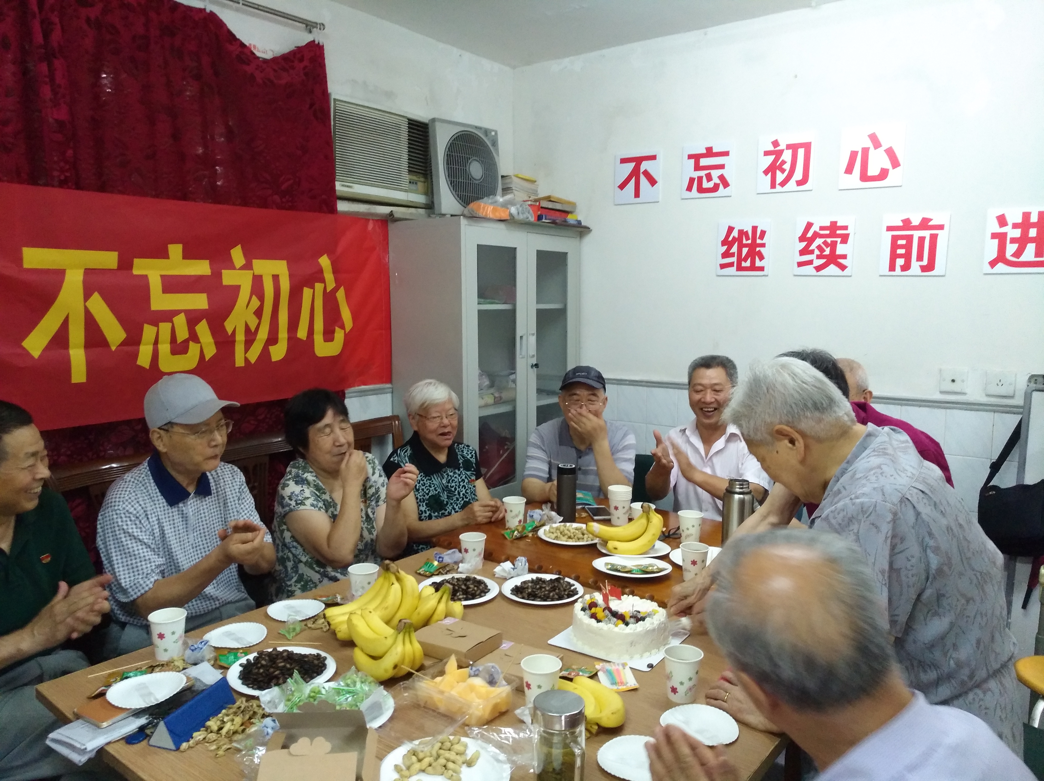 支部在黨建活動(dòng)室開展迎7.1慶生活動(dòng)，黨員同志戴黨徽拍照留念.jpg