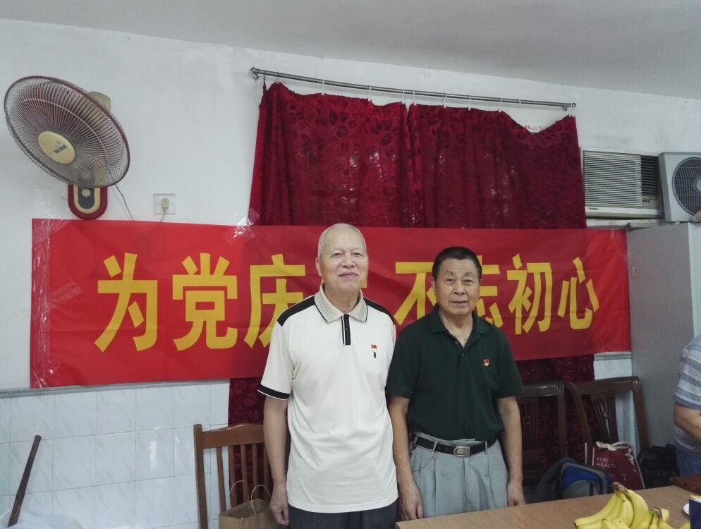 支部在黨建活動(dòng)室開展迎7.1慶生活動(dòng)，黨員同志戴黨徽拍照留念2.jpg
