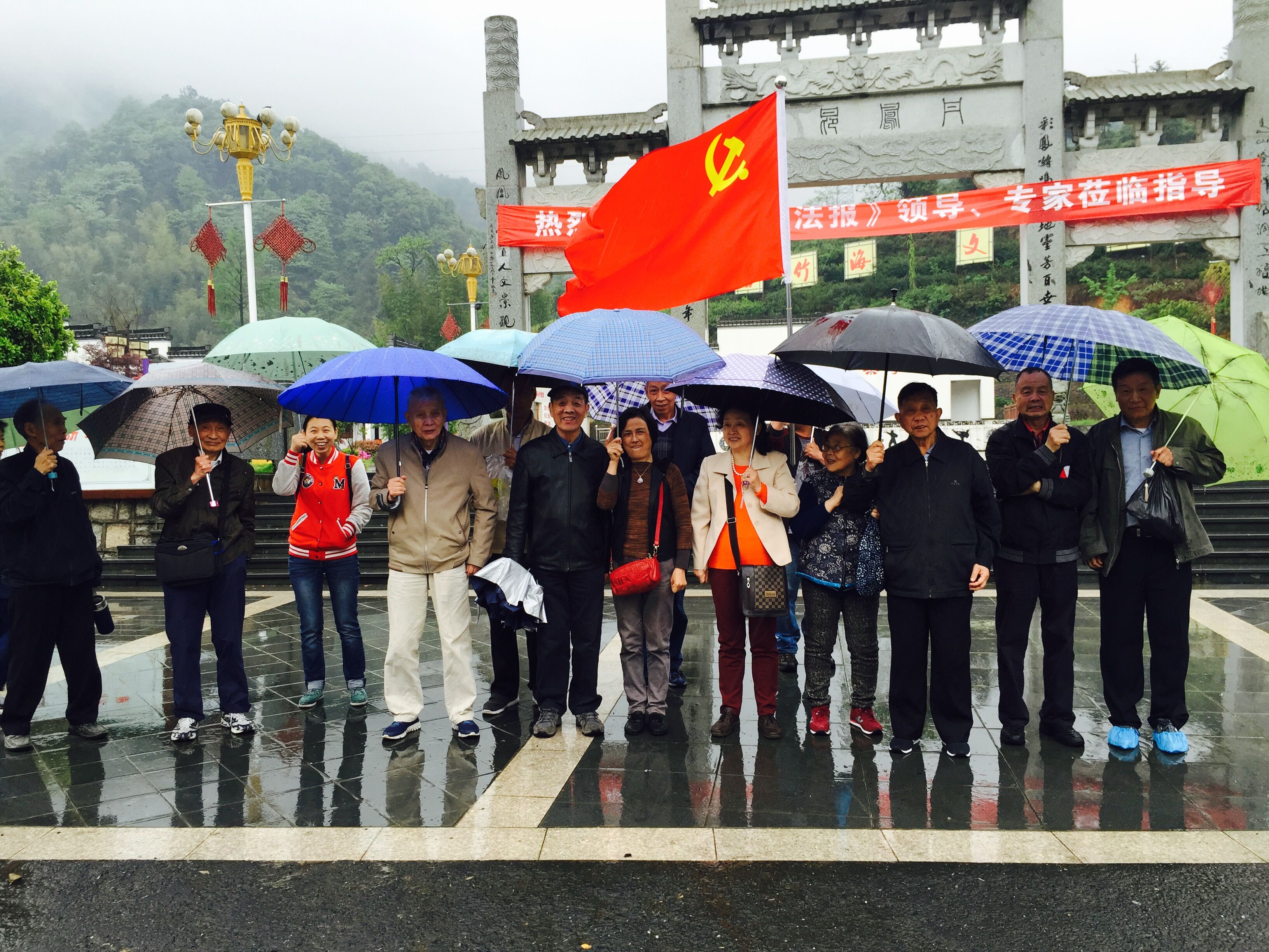 組織黨員參觀新四軍紀(jì)念館.jpg