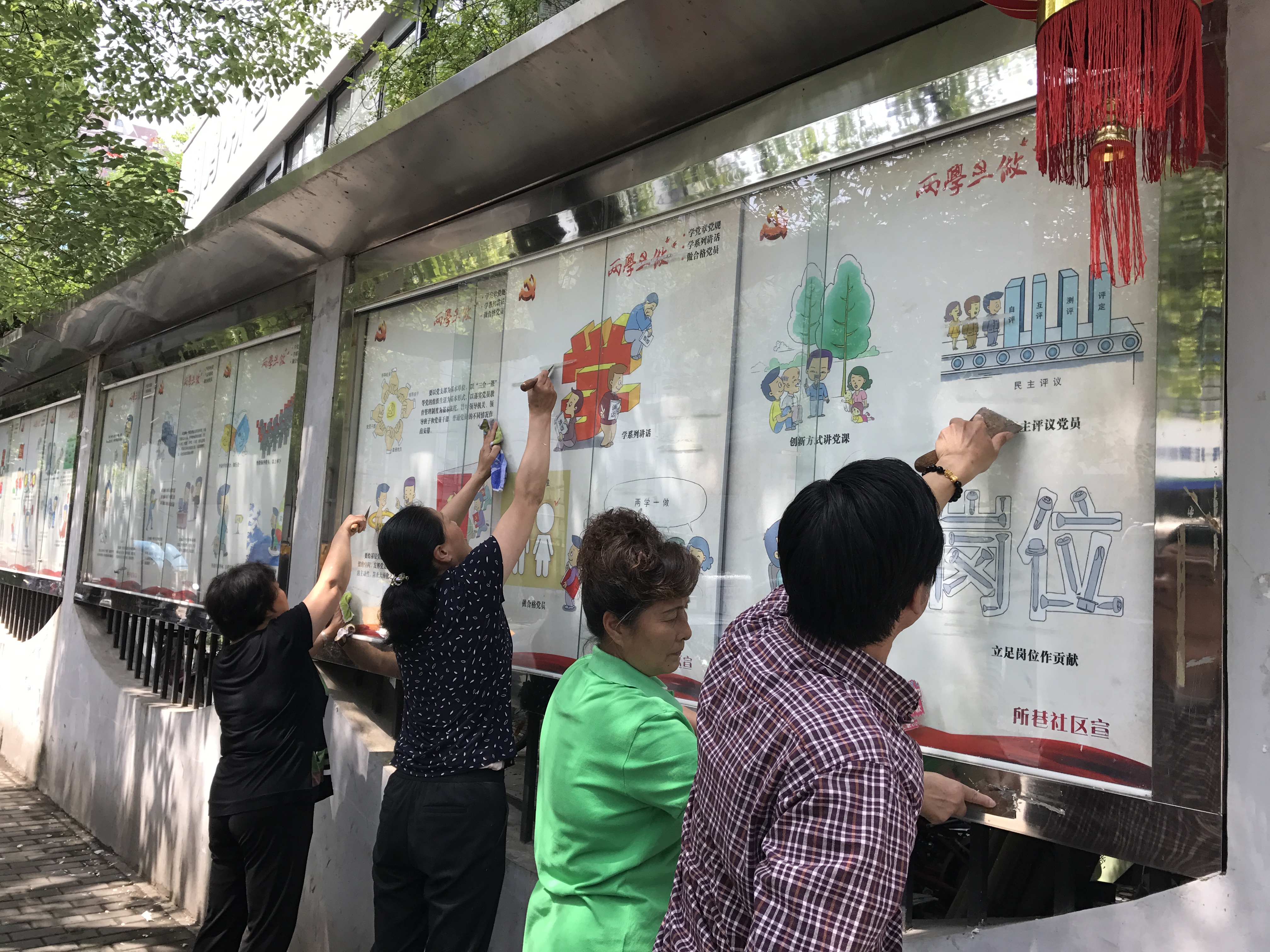 “向廖俊波同志學(xué)習(xí)”清洗社區(qū)黨建櫥窗.JPG