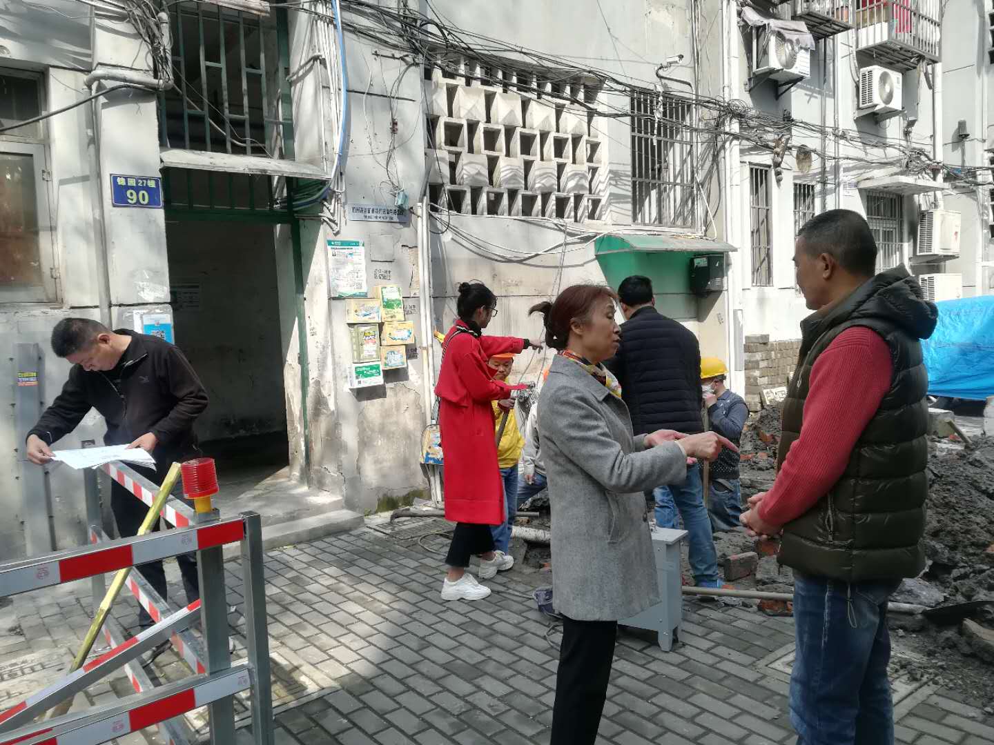 3月23日錦園27-90號(hào)開(kāi)工安裝電梯，七支部黨員們時(shí)時(shí)關(guān)注進(jìn)度。.jpg