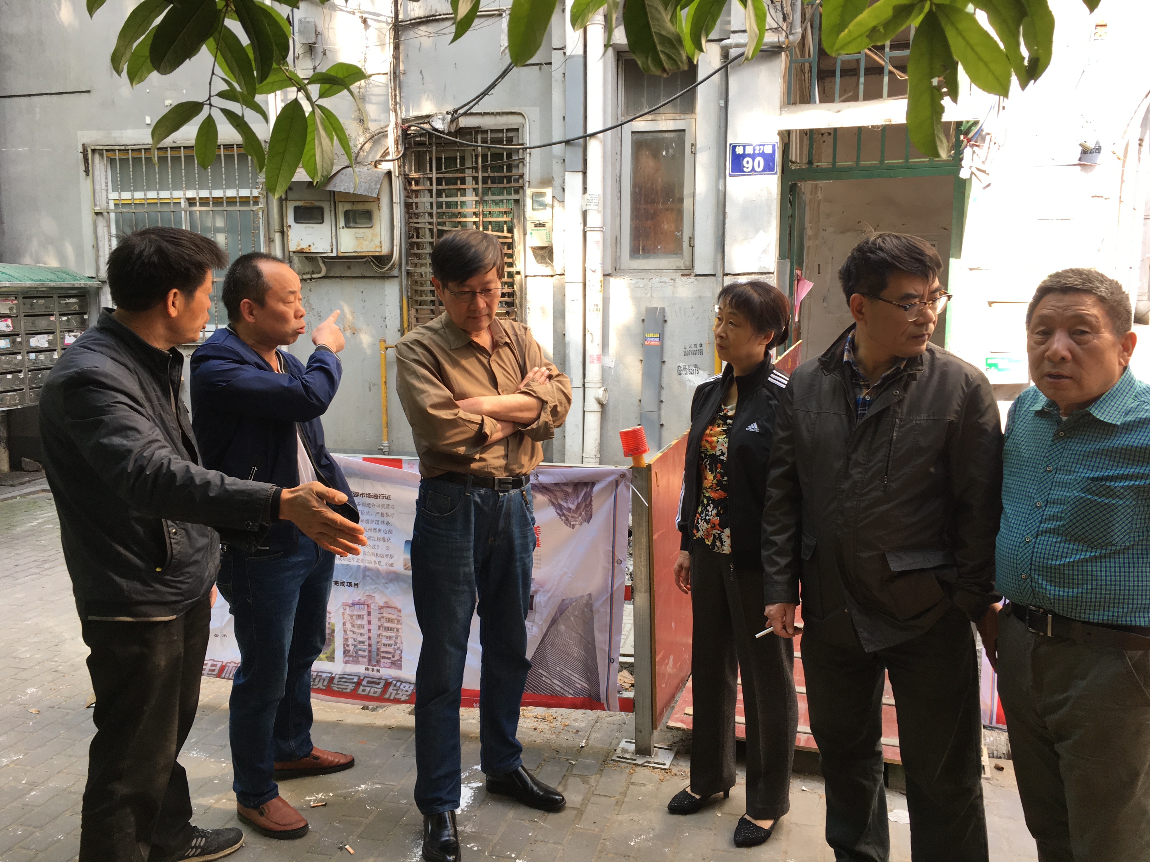 4月18日所巷社區(qū)錦園27幢90號(hào)門(mén)加裝電梯工程，下城市政進(jìn)場(chǎng)施工梳理遷移污水管道，七支部黨員時(shí)時(shí)關(guān)注進(jìn)度。2.jpg