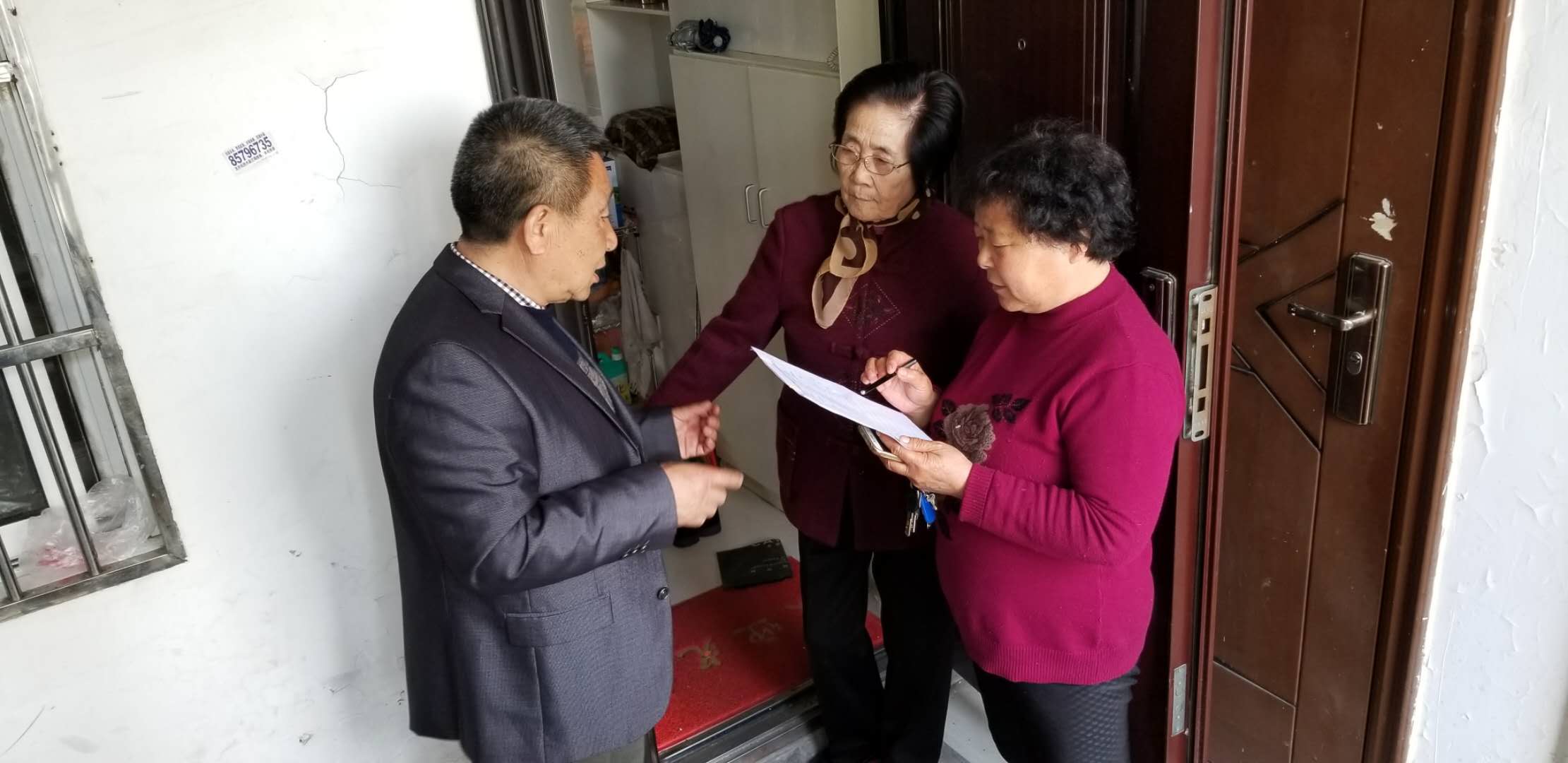 為加裝電梯上下走訪(fǎng)樓道住戶(hù)收集意見(jiàn).jpg
