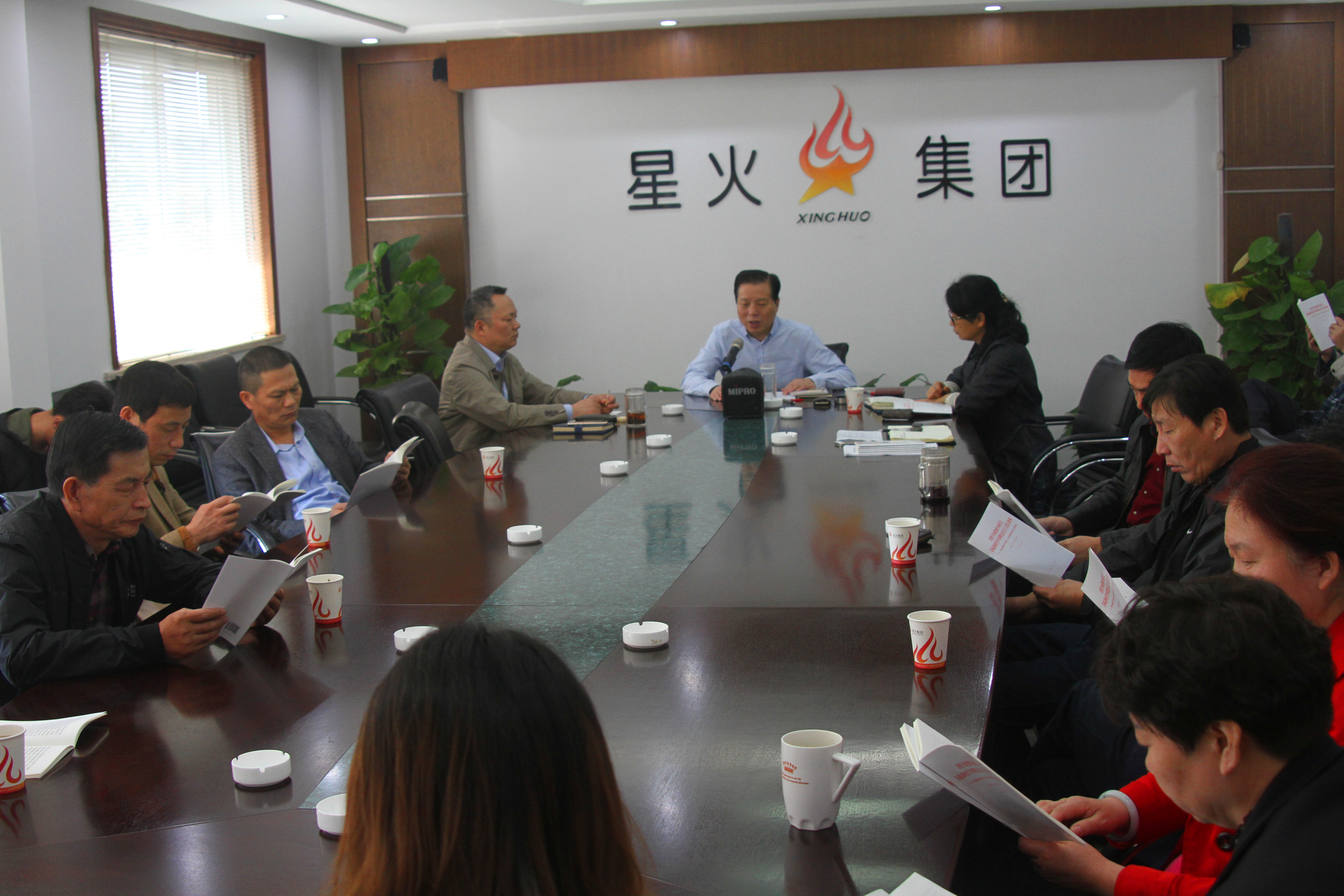 第一黨支部組織全體黨員學(xué)習(xí)十九大報告精神.jpg
