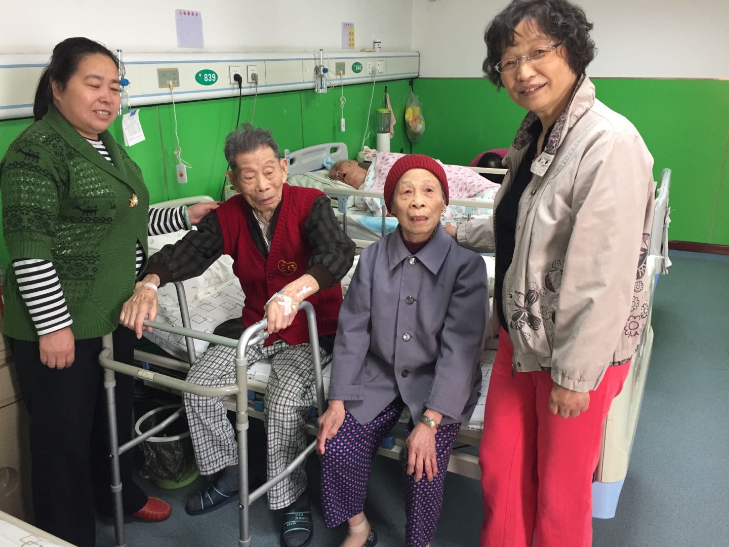 支部黨員代表上門慰問患病黨員2.jpg