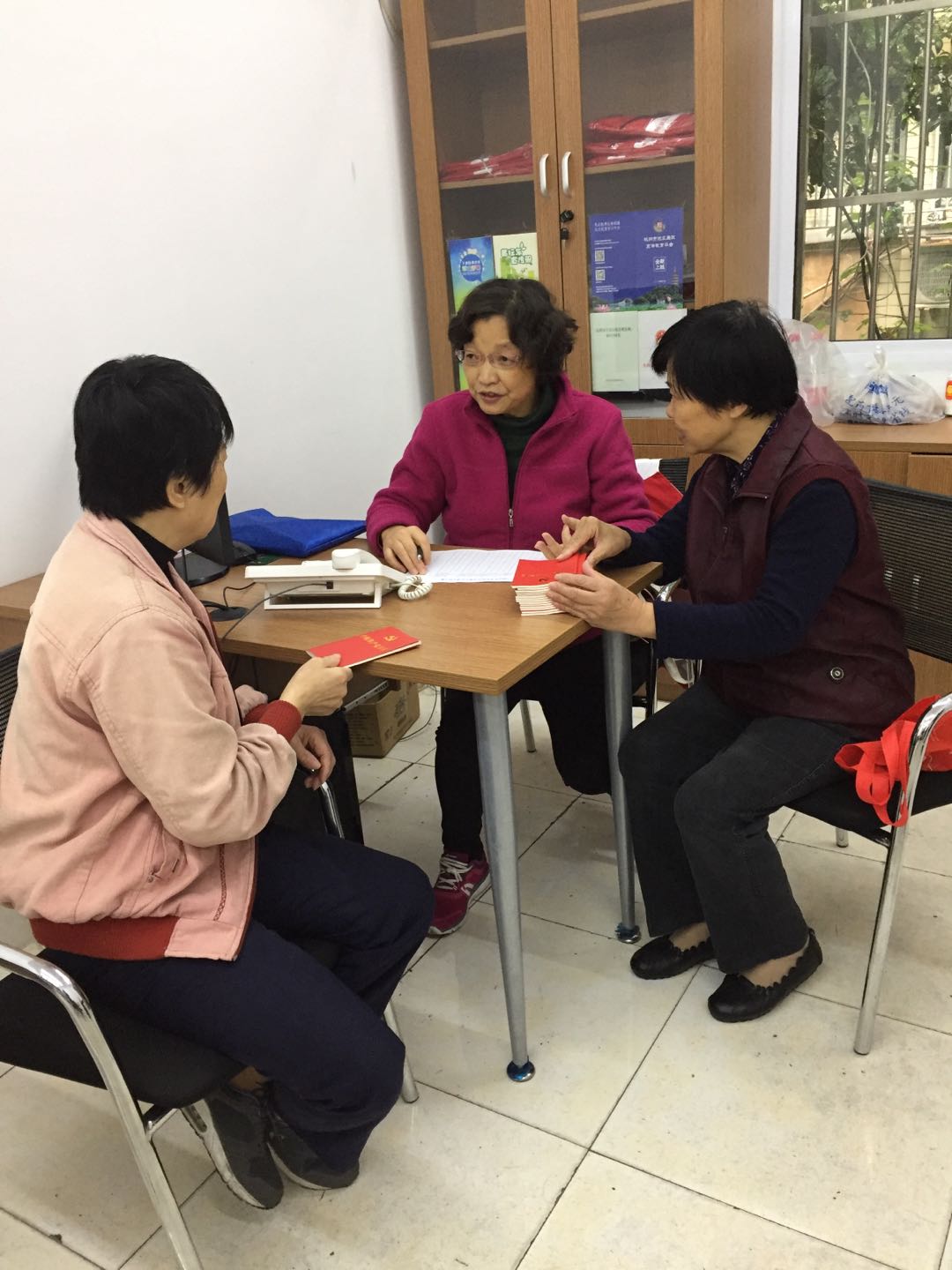 支部為新轉(zhuǎn)入黨員辦理黨費收繳.jpg
