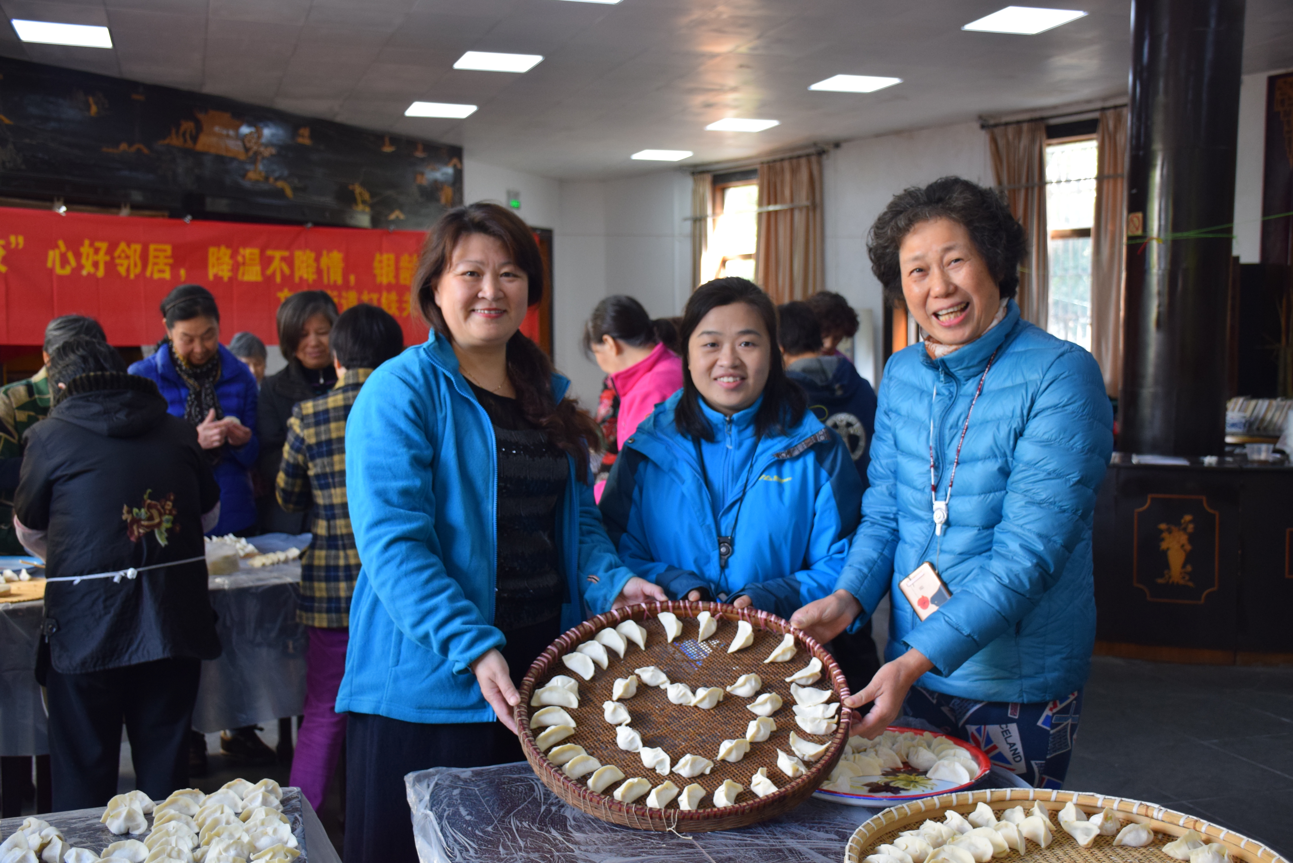 社區(qū)黨員共同開展”鄰里節(jié)“包餃子活動.jpg