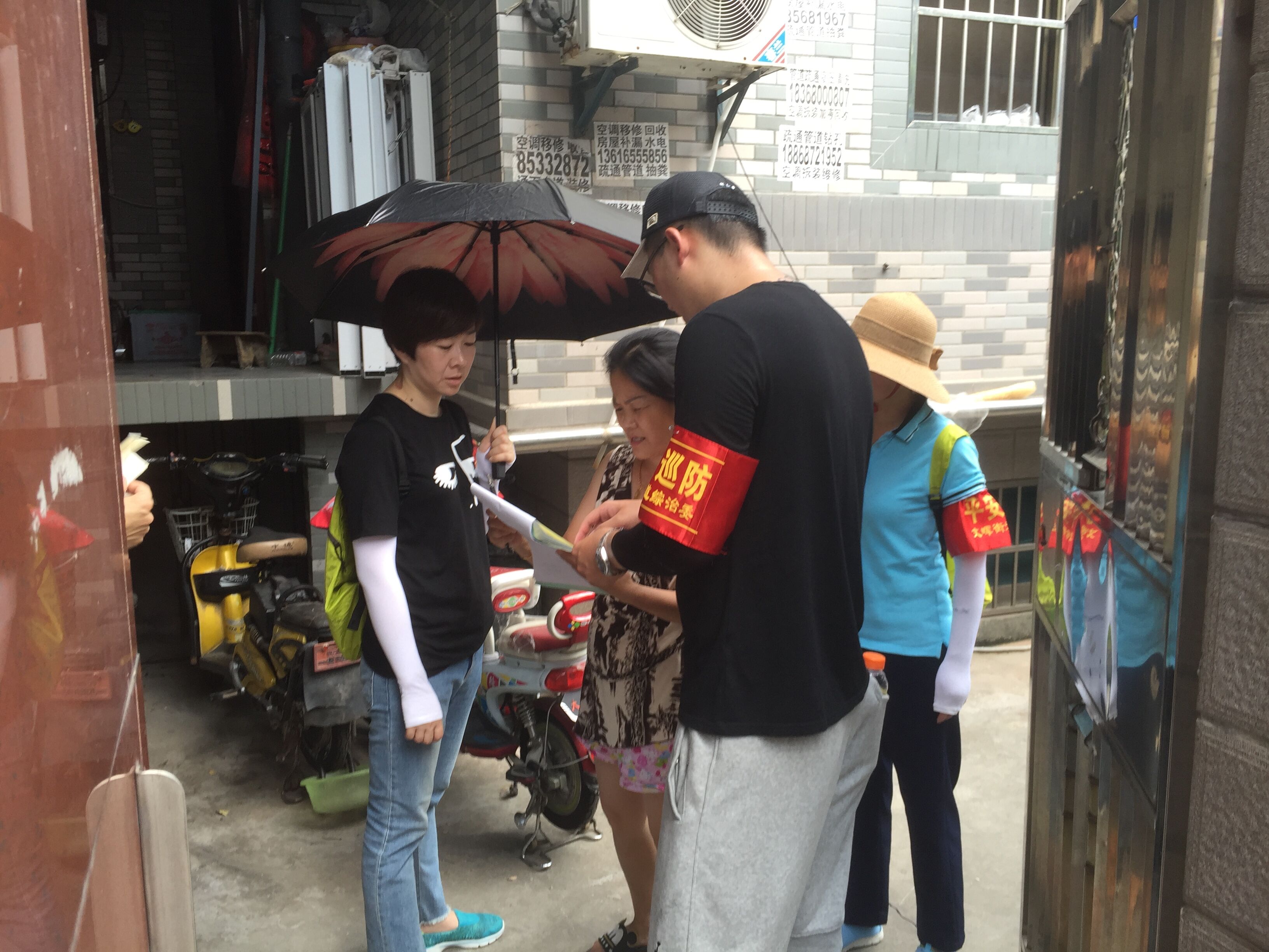 上門宣傳消防安全知識，督促房東規(guī)范管理出租房，保障生命財產(chǎn)安全.jpg