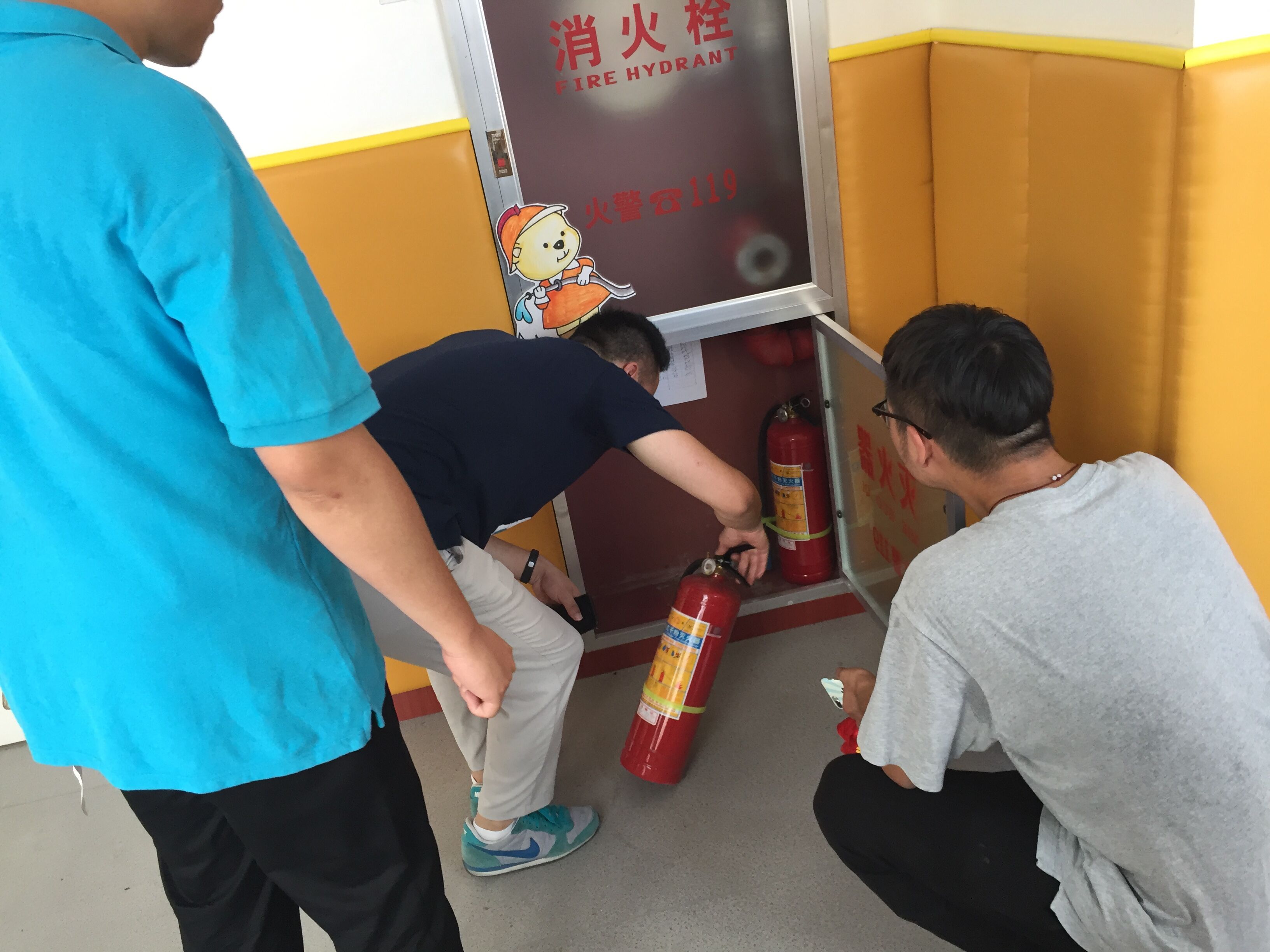 支部黨員在固定主題黨日開展消防檢查為民服務.jpg