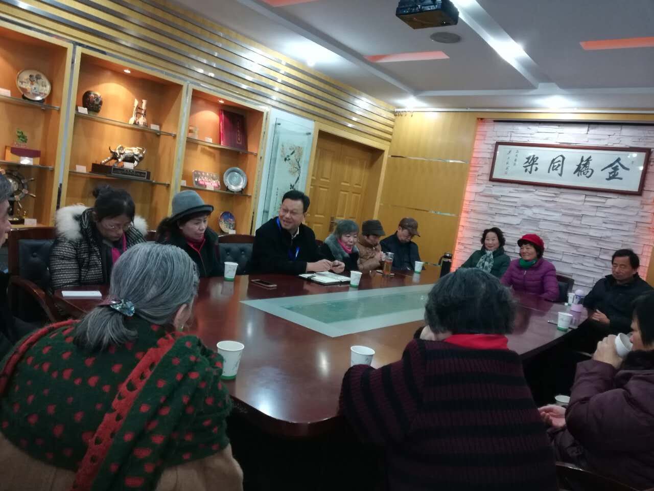 黨員和小組長在社區(qū)召開垃圾分類推進(jìn)會.jpg
