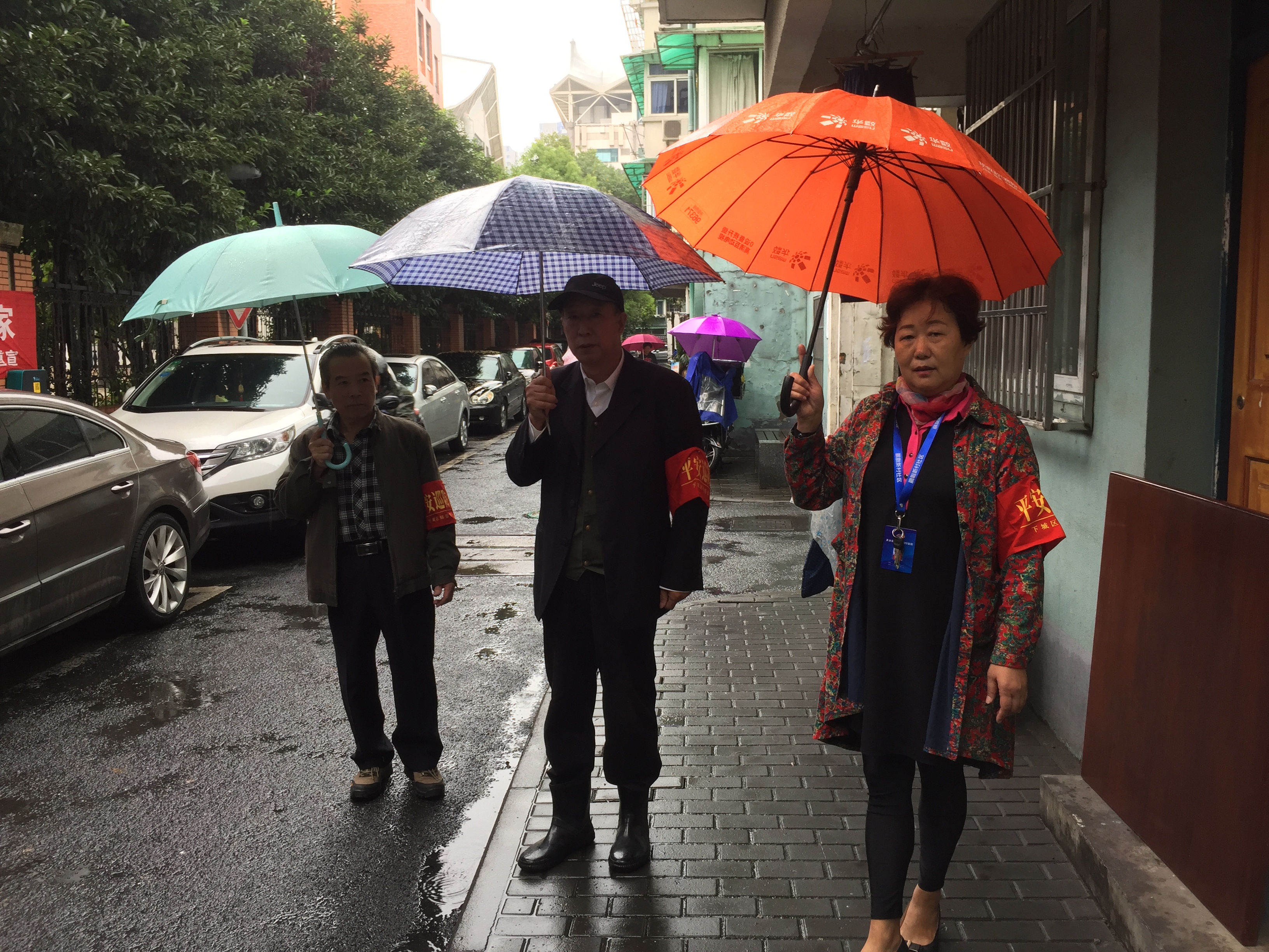 支部黨員冒雨平安巡防.jpg