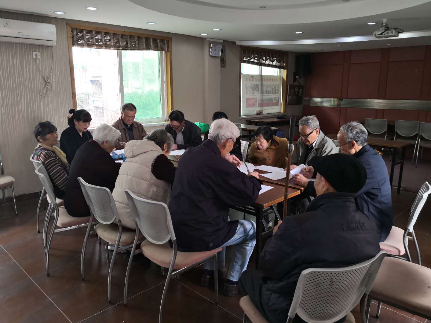 第三樓道黨支部學(xué)習(xí)黨的十九大精神.jpg